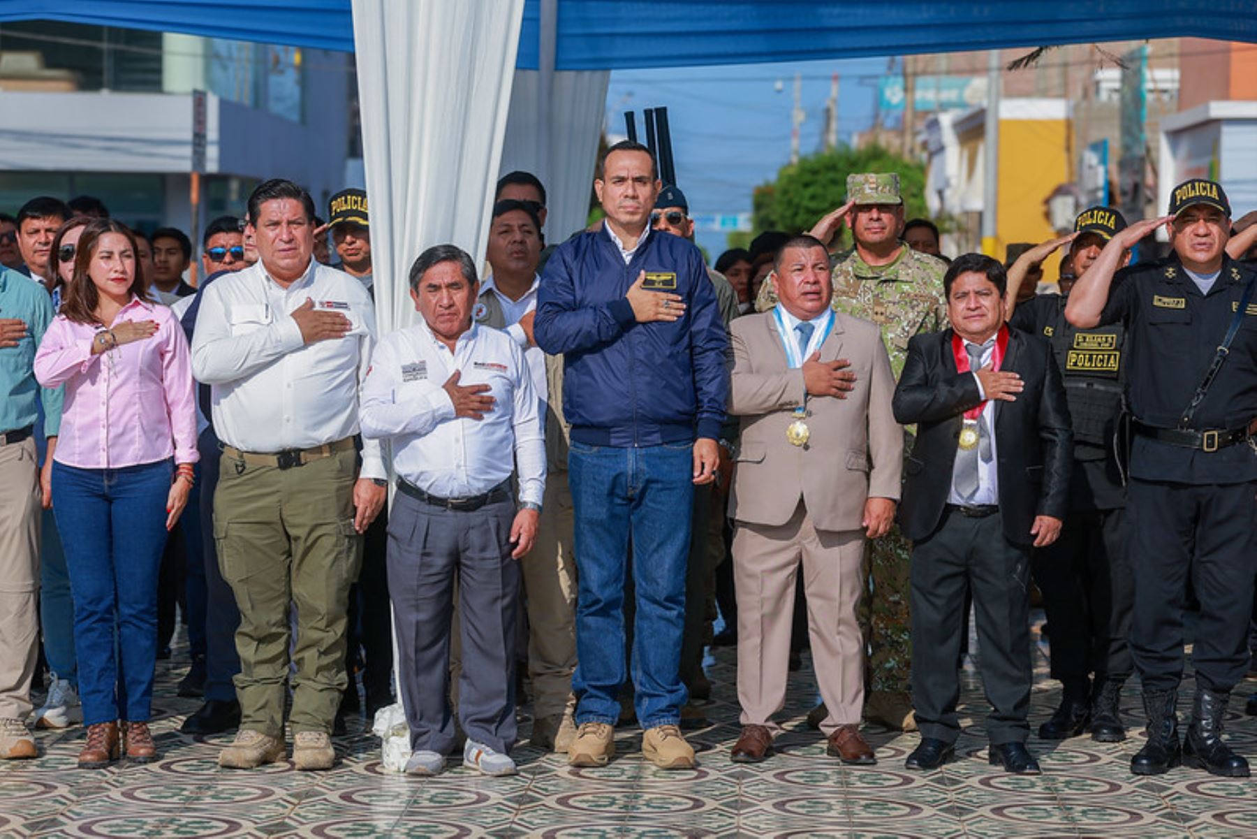 El presidente de la república, José Jerí Oré, se encuentra acompañado por el ministros del Interior, Vicente Tiburcio, así como del comandante general de la Policía Nacional, Óscar Arriola, y autoriades locales. Foto: ANDINA/Prensa Presidencia