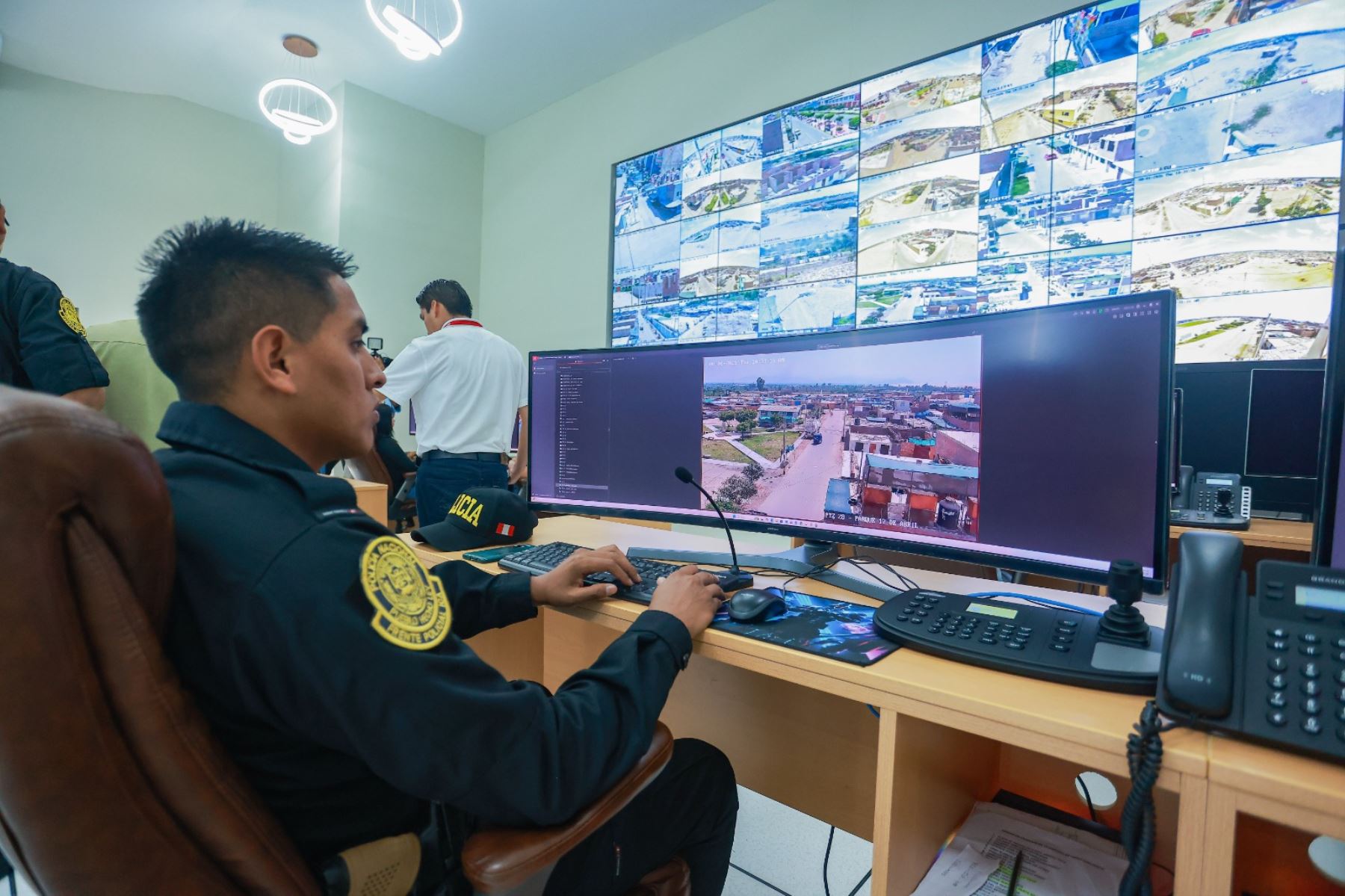 El presidente José Jerí recorrió la Central de Monitoreo y Videovigilancia de la Municipalidad de Túpac Amaru, en la región Ica, donde 35 cámaras son supervisadas por el personal municipal y en coordinación con la Policía Nacional, se trabaja en la lucha contra la delincuencia y la atención de emergencias en beneficio de la ciudadanía. Foto: ANDINA/Prensa Presidencia