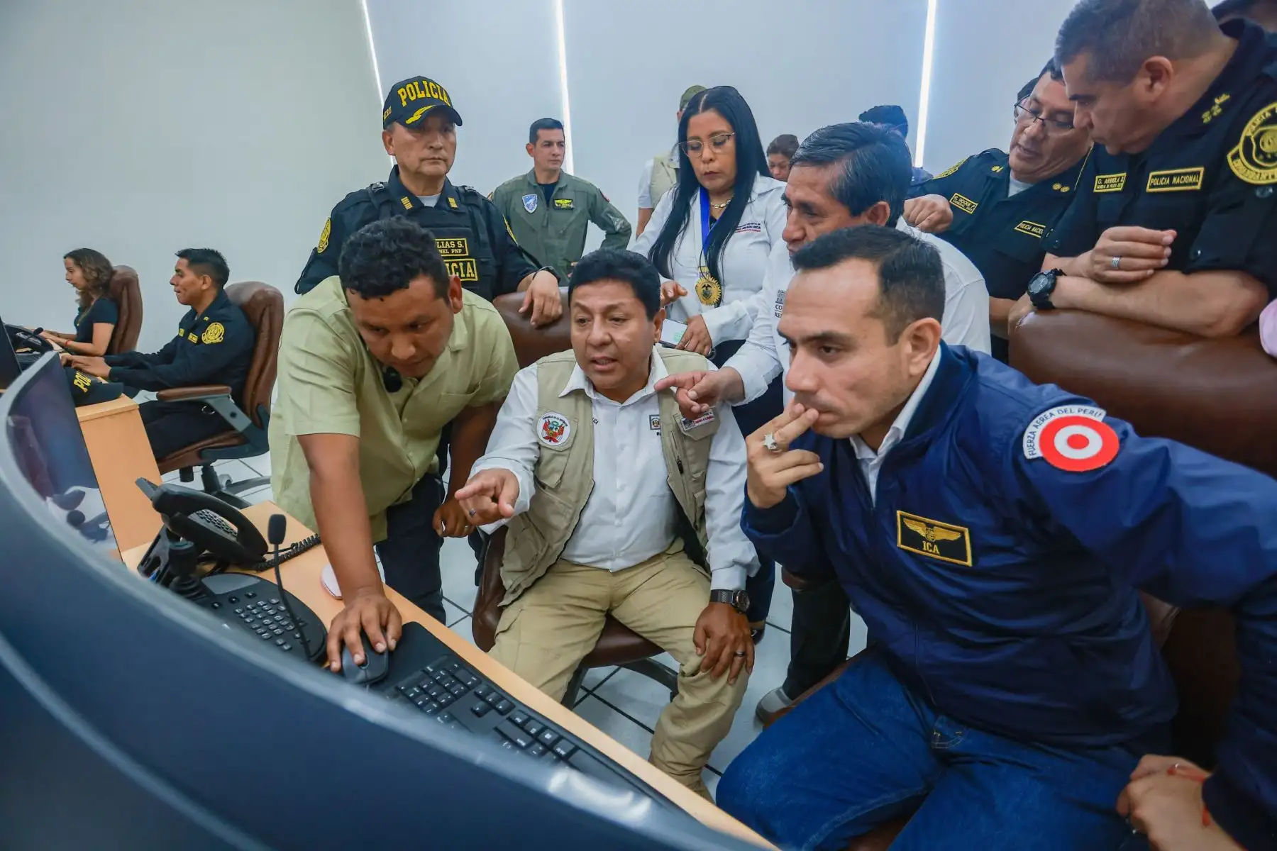 El presidente José Jerí recorrió la Central de Monitoreo y Videovigilancia de la Municipalidad de Túpac Amaru, en la región Ica, donde 35 cámaras son supervisadas por el personal municipal y en coordinación con la Policía Nacional, se trabaja en la lucha contra la delincuencia y la atención de emergencias en beneficio de la ciudadanía. Foto: ANDINA/Prensa Presidencia