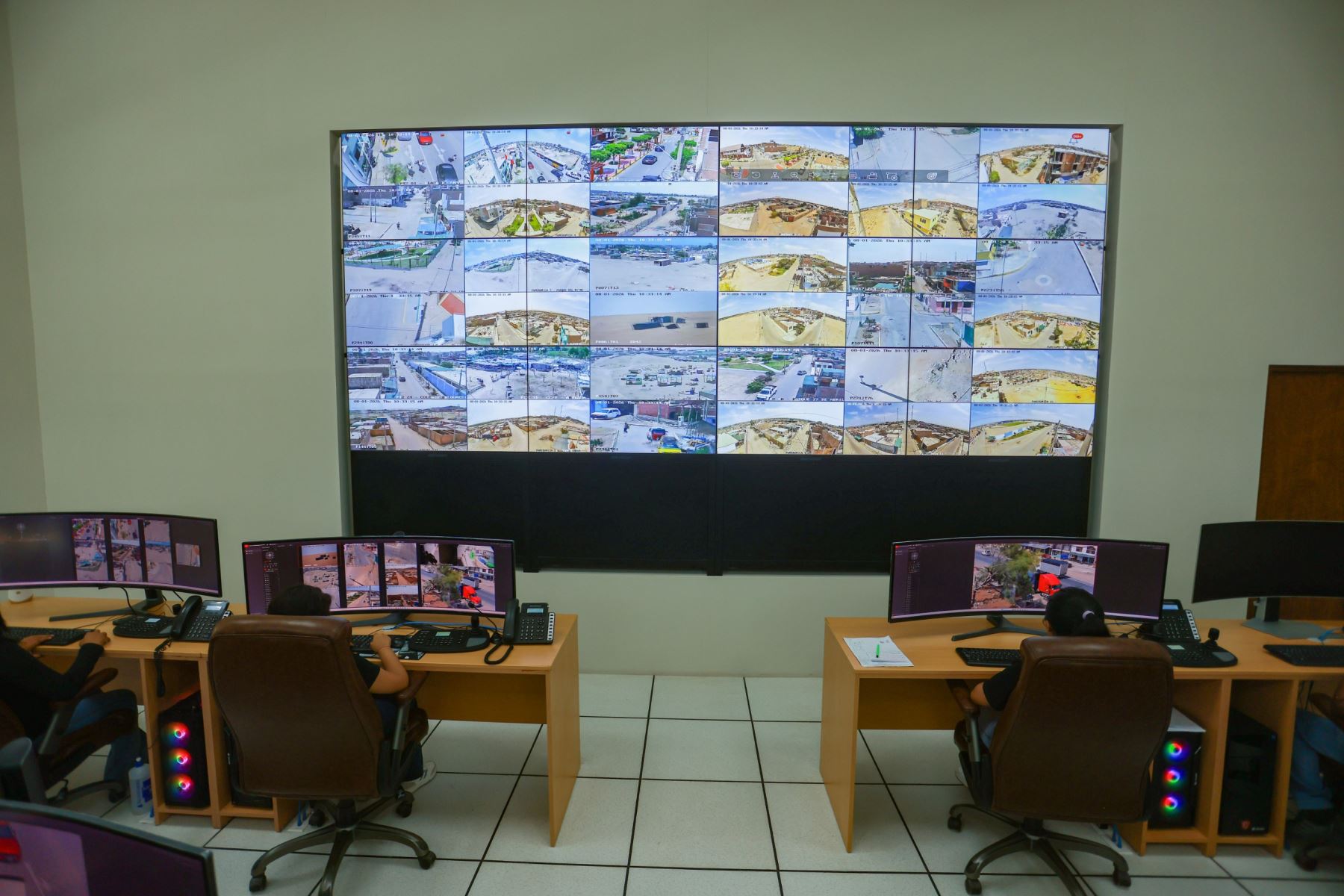 El presidente José Jerí recorrió la Central de Monitoreo y Videovigilancia de la Municipalidad de Túpac Amaru, en la región Ica, donde 35 cámaras son supervisadas por el personal municipal y en coordinación con la Policía Nacional, se trabaja en la lucha contra la delincuencia y la atención de emergencias en beneficio de la ciudadanía. Foto: ANDINA/Prensa Presidencia