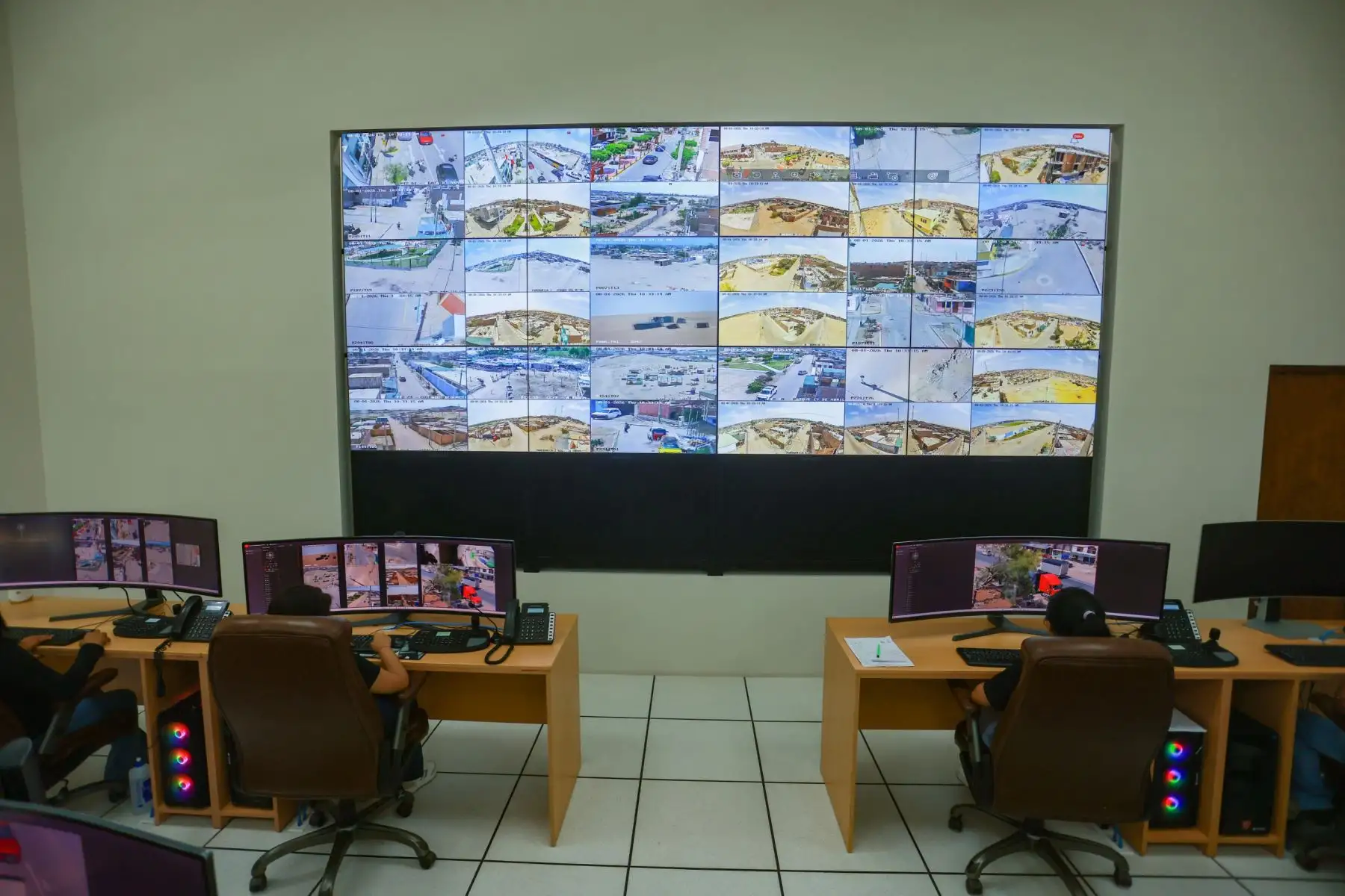 El presidente José Jerí recorrió la Central de Monitoreo y Videovigilancia de la Municipalidad de Túpac Amaru, en la región Ica, donde 35 cámaras son supervisadas por el personal municipal y en coordinación con la Policía Nacional, se trabaja en la lucha contra la delincuencia y la atención de emergencias en beneficio de la ciudadanía. Foto: ANDINA/Prensa Presidencia
