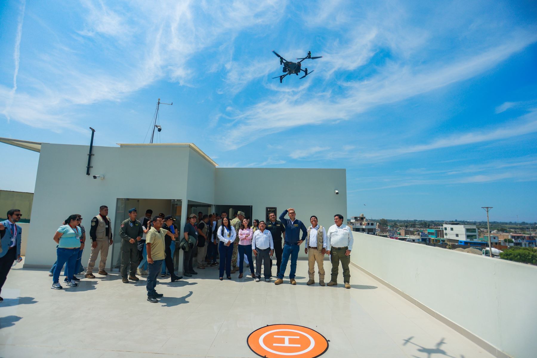 El presidente José Jerí recorrió la Central de Monitoreo y Videovigilancia de la Municipalidad de Túpac Amaru, en la región Ica, donde 35 cámaras son supervisadas por el personal municipal y en coordinación con la Policía Nacional, se trabaja en la lucha contra la delincuencia y la atención de emergencias en beneficio de la ciudadanía. Foto: ANDINA/Prensa Presidencia
