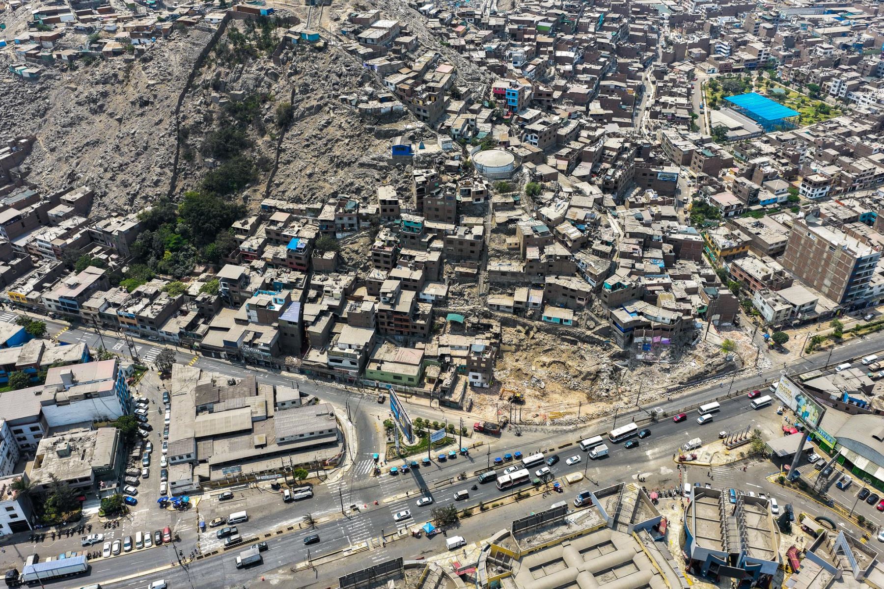 La Municipalidad de Ate implementó desvíos vehiculares por la ejecución de obras de mejoramiento y ampliación del servicio de movilidad urbana en la Av. Nicolás Ayllón, en el tramo entre la calle Santa María y la calle El Progreso. Foto: ANDINA/Juan Carlos Guzmán