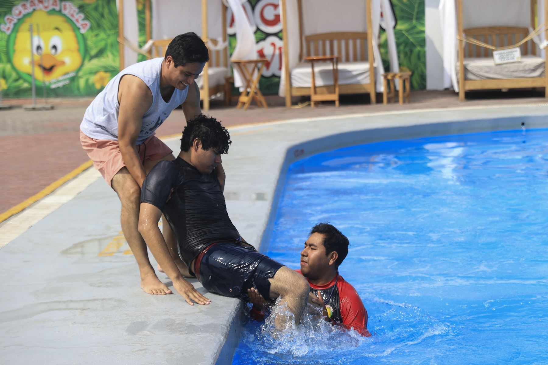 La Diris Lima Sur realizó un operativo sanitario para identificar gérmenes, bacterias y riesgos de seguridad en piscinas de uso público, con el fin de prevenir infecciones y accidentes. Durante la intervención se evaluó la calidad del agua y se llevó a cabo una demostración de primeros auxilios ante los accidentes más comunes. Foto: ANDINA/Jhonel Rodríguez Robles