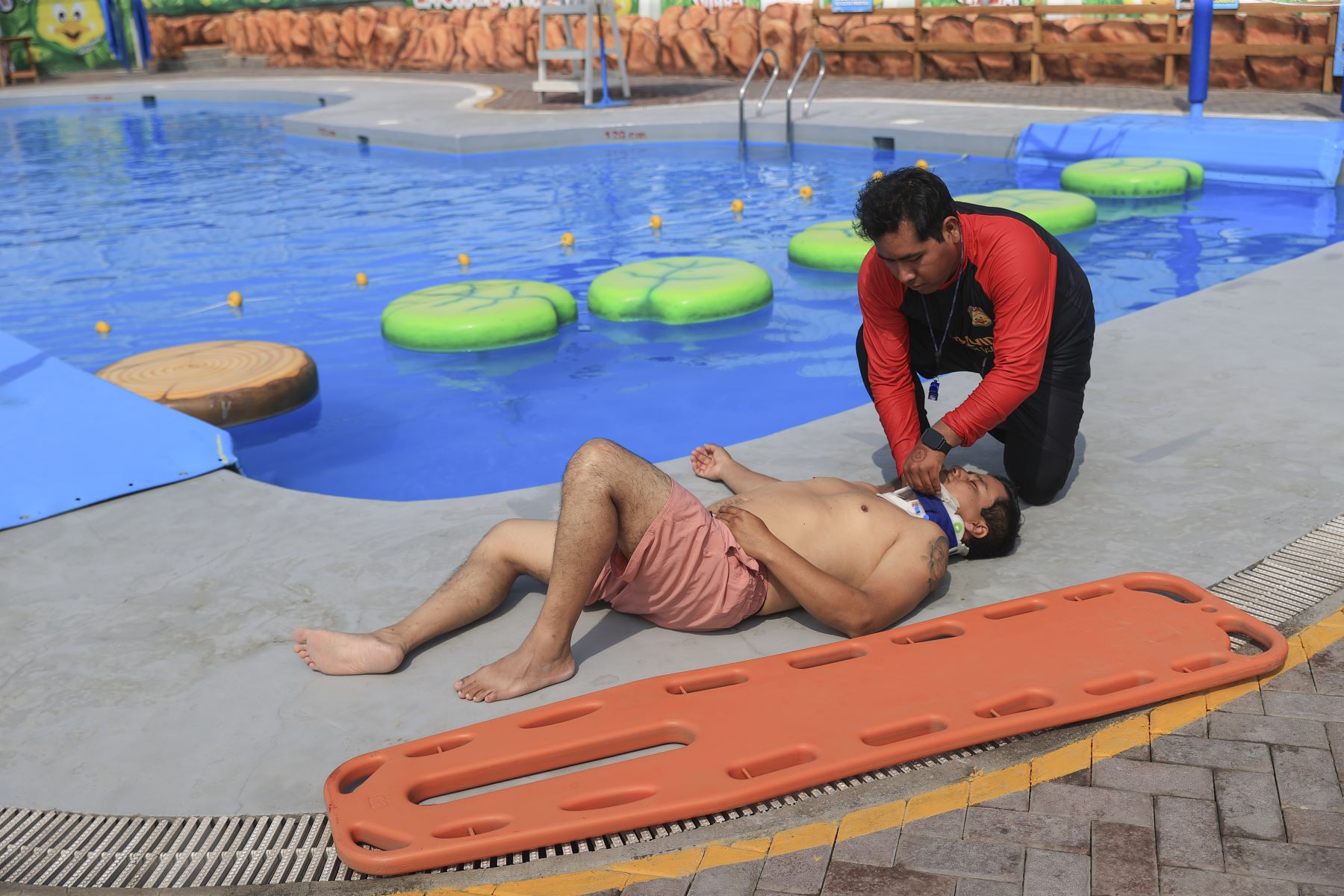 La Diris Lima Sur realizó un operativo sanitario para identificar gérmenes, bacterias y riesgos de seguridad en piscinas de uso público, con el fin de prevenir infecciones y accidentes. Durante la intervención se evaluó la calidad del agua y se llevó a cabo una demostración de primeros auxilios ante los accidentes más comunes. Foto: ANDINA/Jhonel Rodríguez Robles