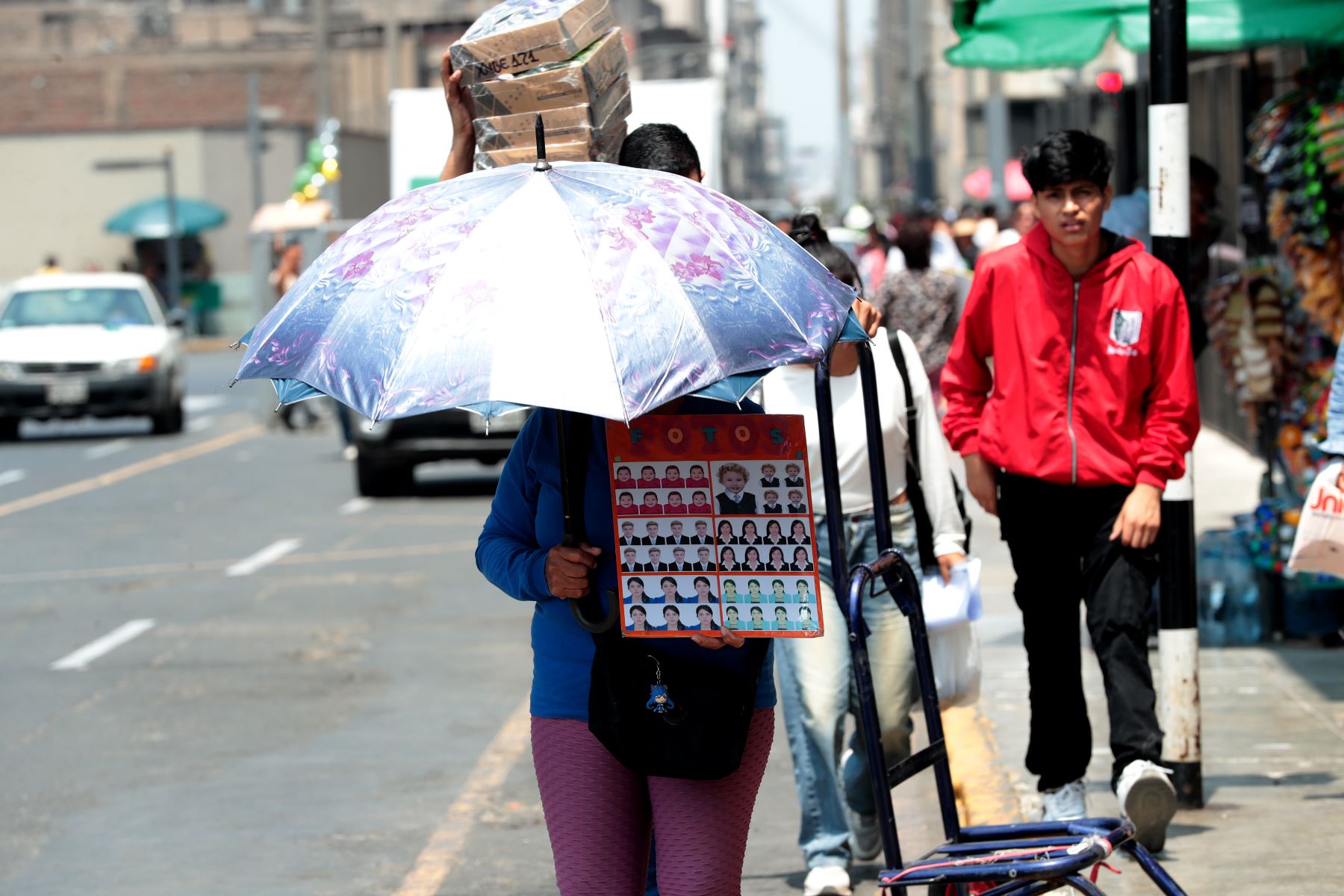 Niños, adultos mayores y trabajadores que realizan labores al aire libre se encuentran entre los grupos más vulnerables ante los niveles extremos de radiación solar.
Foto:ANDINA/Verónica Calderón Zúñiga