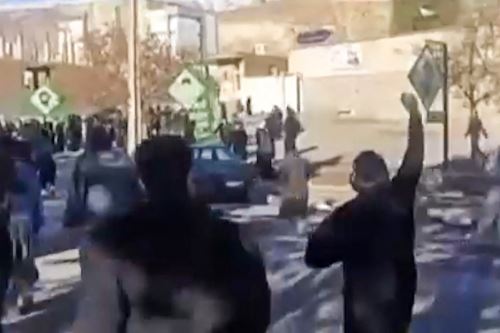 Esta captura de video de imágenes de UGC (3 de enero de 2026) muestra a manifestantes en el distrito de Malekshahi, provincia de Ilam, en Irán. Foto: AFP PHOTO / UGC / ANONYMOUS.