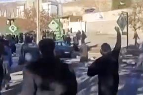 Esta captura de video de imágenes de UGC (3 de enero de 2026) muestra a manifestantes en el distrito de Malekshahi, provincia de Ilam, en Irán. Foto: AFP PHOTO / UGC / ANONYMOUS.