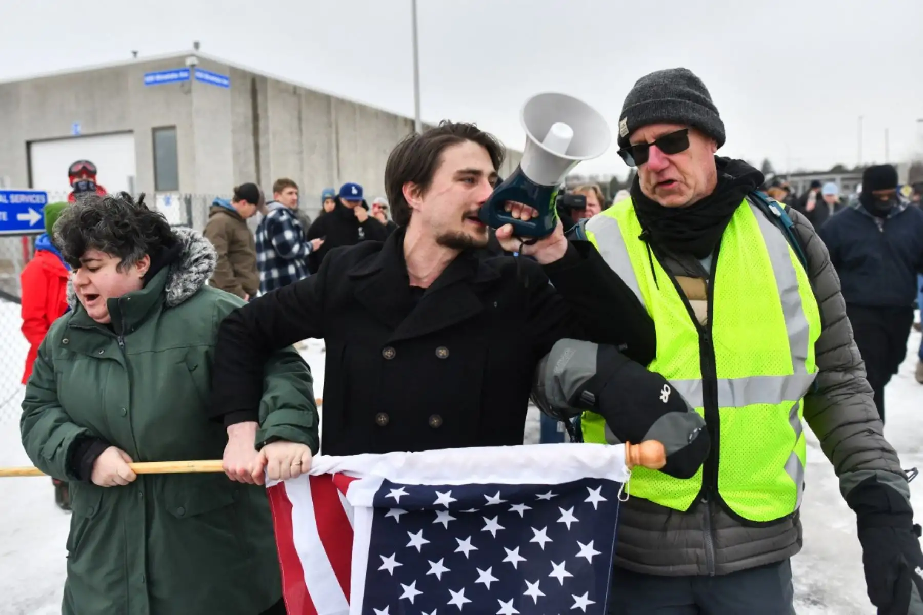Mientras continúan las manifestaciones, las autoridades mantienen un amplio despliegue de seguridad en Minneapolis. El caso ha reavivado la discusión sobre los límites de la actuación policial y migratoria, así como sobre la necesidad de controles y mecanismos de rendición de cuentas. Foto: AFP