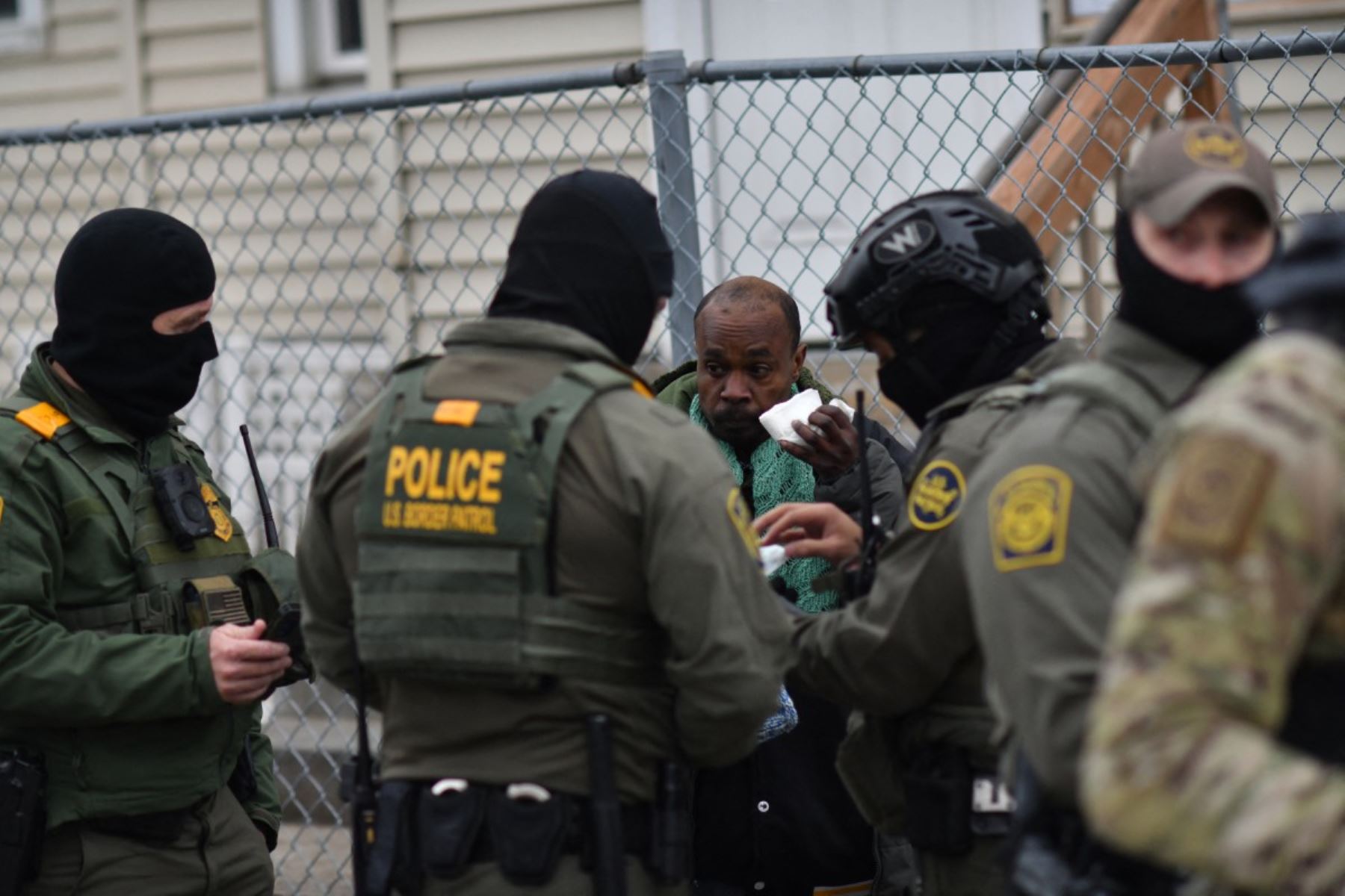 Agentes federales utilizaron gas pimienta y gas lacrimógeno para dispersar a la multitud, luego de que algunos manifestantes lanzaran objetos y se produjeran forcejeos. Las autoridades informaron que varias personas fueron detenidas durante los enfrentamientos. Foto: AFP