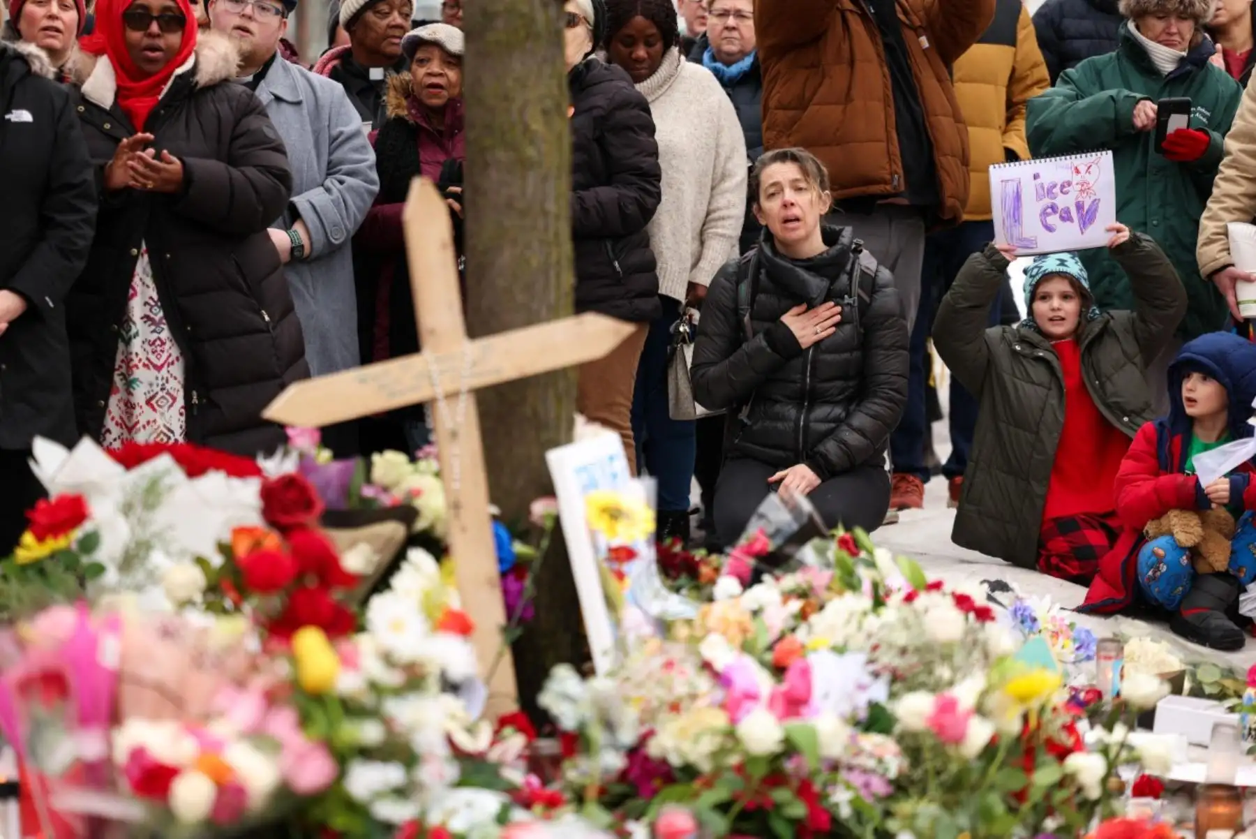 Protestas se registraron en Minneapolis tras la muerte de Renee Nicole Good durante una intervención de agentes del Servicio de Inmigración y Control de Aduanas. Las autoridades federales afirmaron que el agente actuó en defensa propia. El vicepresidente JD Vance respaldó esa versión, mientras la portavoz Karoline Leavitt defendió el accionar del ICE. En contraste, autoridades locales anunciaron una investigación sobre lo ocurrido. Foto: AFP