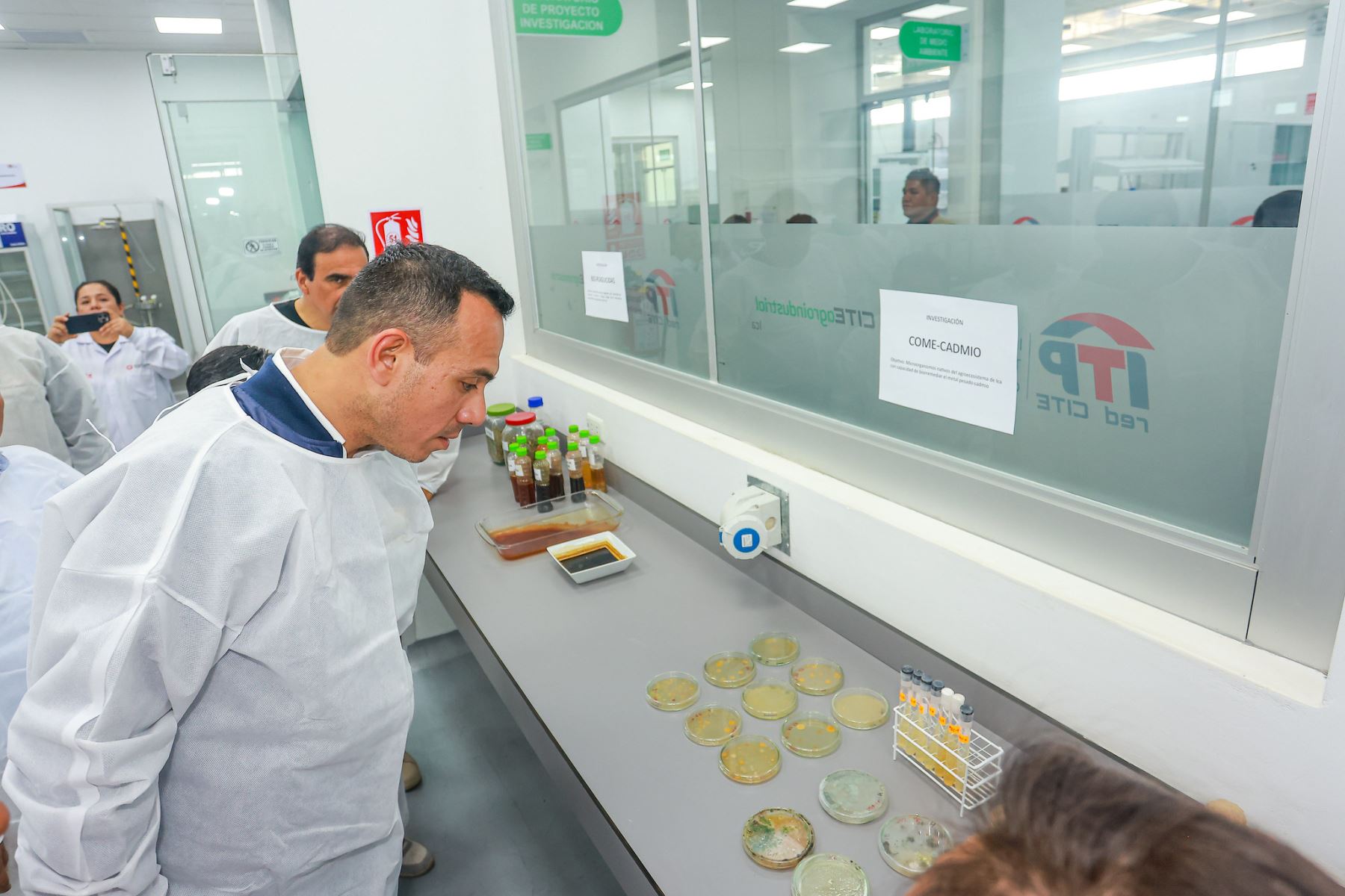 Como parte de su agenda de trabajo en la región, el mandatario realizó una inspección al CITE Agroindustrial de Ica junto al ministro de la Producción, César Quispe Luján. Durante el recorrido, cosechó racimos de uva y recibió una explicación técnica sobre su industrialización. La visita incluyó áreas agrícolas, laboratorios, zona alimentaria y la planta piloto, donde se impulsa el valor agregado de productos emblemáticos como el pisco y otros destilados. Foto: ANDINA/Prensa Presidencia