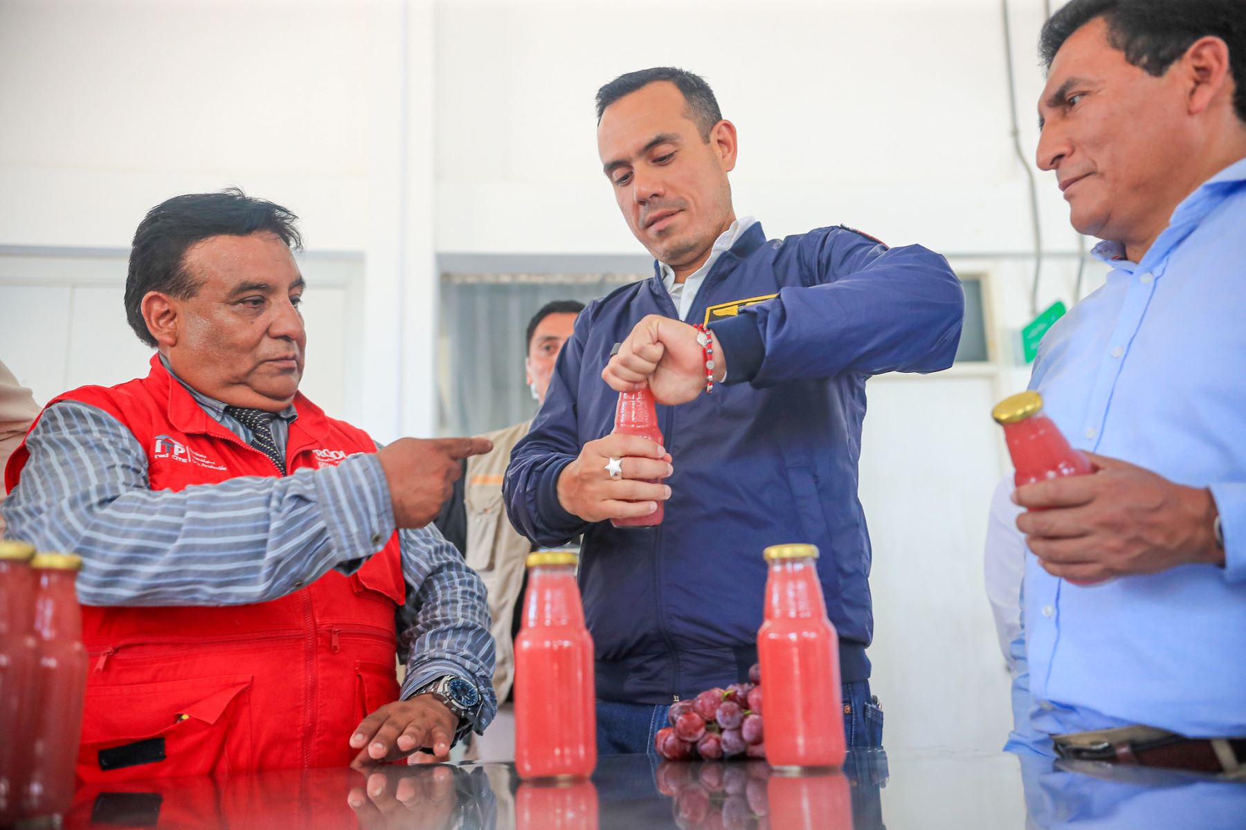 Como parte de su agenda de trabajo en la región, el mandatario realizó una inspección al CITE Agroindustrial de Ica junto al ministro de la Producción, César Quispe Luján. Durante el recorrido, cosechó racimos de uva y recibió una explicación técnica sobre su industrialización. La visita incluyó áreas agrícolas, laboratorios, zona alimentaria y la planta piloto, donde se impulsa el valor agregado de productos emblemáticos como el pisco y otros destilados. Foto: ANDINA/Prensa Presidencia