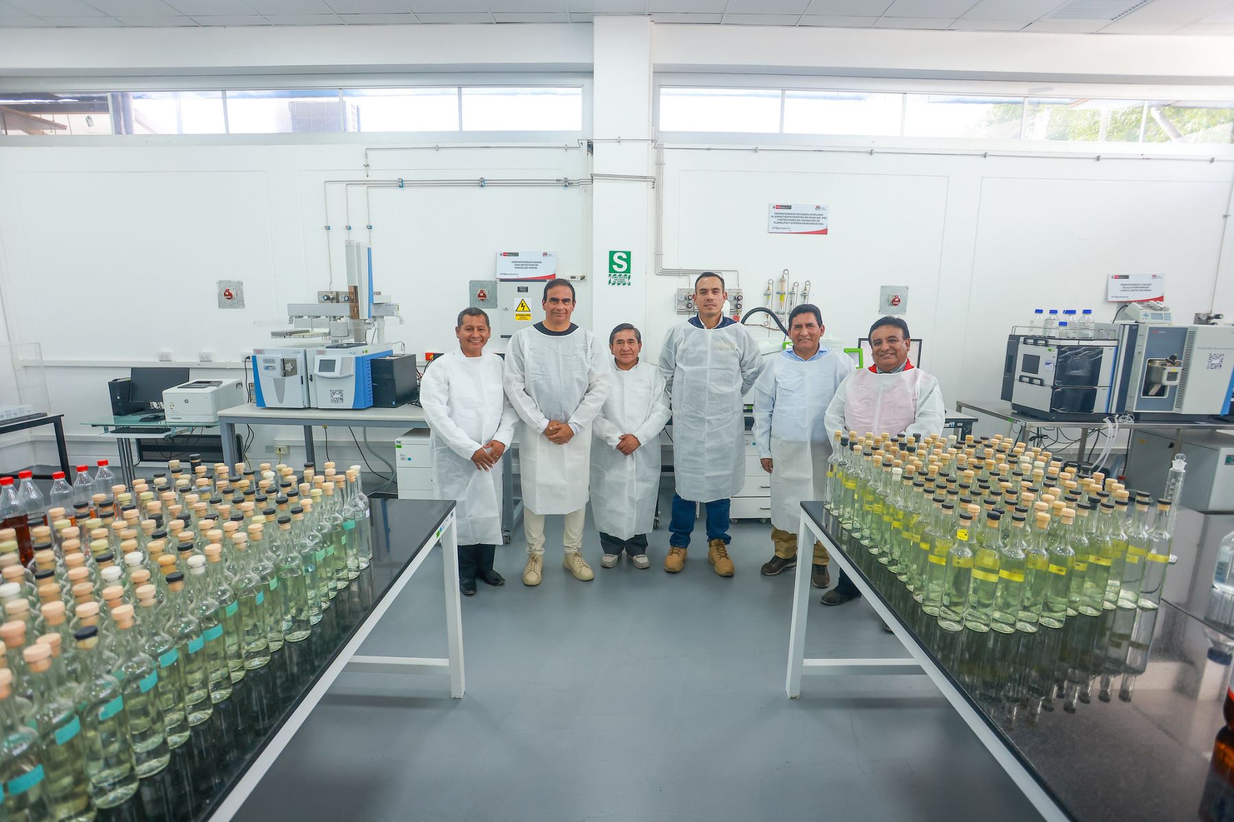 Como parte de su agenda de trabajo en la región, el mandatario realizó una inspección al CITE Agroindustrial de Ica junto al ministro de la Producción, César Quispe Luján. Durante el recorrido, cosechó racimos de uva y recibió una explicación técnica sobre su industrialización. La visita incluyó áreas agrícolas, laboratorios, zona alimentaria y la planta piloto, donde se impulsa el valor agregado de productos emblemáticos como el pisco y otros destilados. Foto: ANDINA/Prensa Presidencia