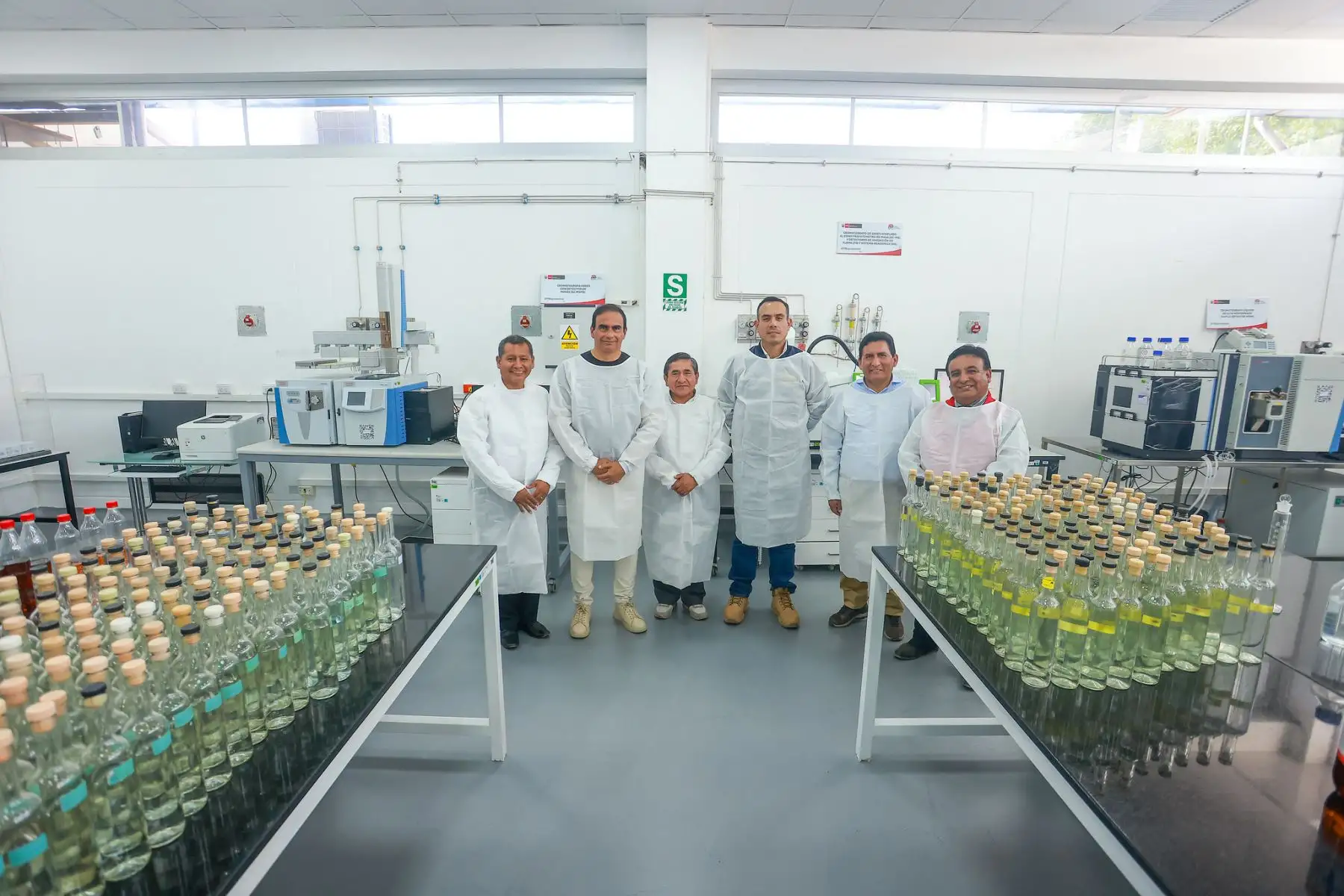 Como parte de su agenda de trabajo en la región, el mandatario realizó una inspección al CITE Agroindustrial de Ica junto al ministro de la Producción, César Quispe Luján. Durante el recorrido, cosechó racimos de uva y recibió una explicación técnica sobre su industrialización. La visita incluyó áreas agrícolas, laboratorios, zona alimentaria y la planta piloto, donde se impulsa el valor agregado de productos emblemáticos como el pisco y otros destilados. Foto: ANDINA/Prensa Presidencia