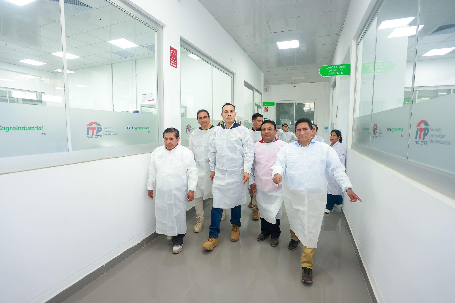 Como parte de su agenda de trabajo en la región, el mandatario realizó una inspección al CITE Agroindustrial de Ica junto al ministro de la Producción, César Quispe Luján. Durante el recorrido, cosechó racimos de uva y recibió una explicación técnica sobre su industrialización. La visita incluyó áreas agrícolas, laboratorios, zona alimentaria y la planta piloto, donde se impulsa el valor agregado de productos emblemáticos como el pisco y otros destilados. Foto: ANDINA/Prensa Presidencia