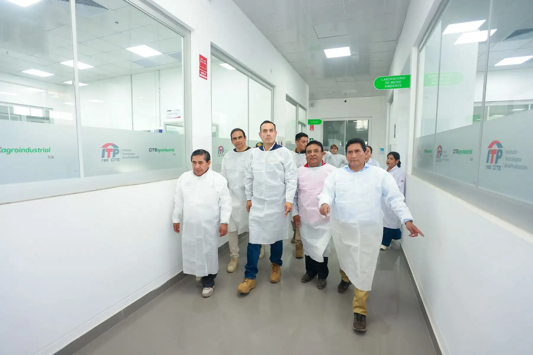 Como parte de su agenda de trabajo en la región, el mandatario realizó una inspección al CITE Agroindustrial de Ica junto al ministro de la Producción, César Quispe Luján. Durante el recorrido, cosechó racimos de uva y recibió una explicación técnica sobre su industrialización. La visita incluyó áreas agrícolas, laboratorios, zona alimentaria y la planta piloto, donde se impulsa el valor agregado de productos emblemáticos como el pisco y otros destilados. Foto: ANDINA/Prensa Presidencia