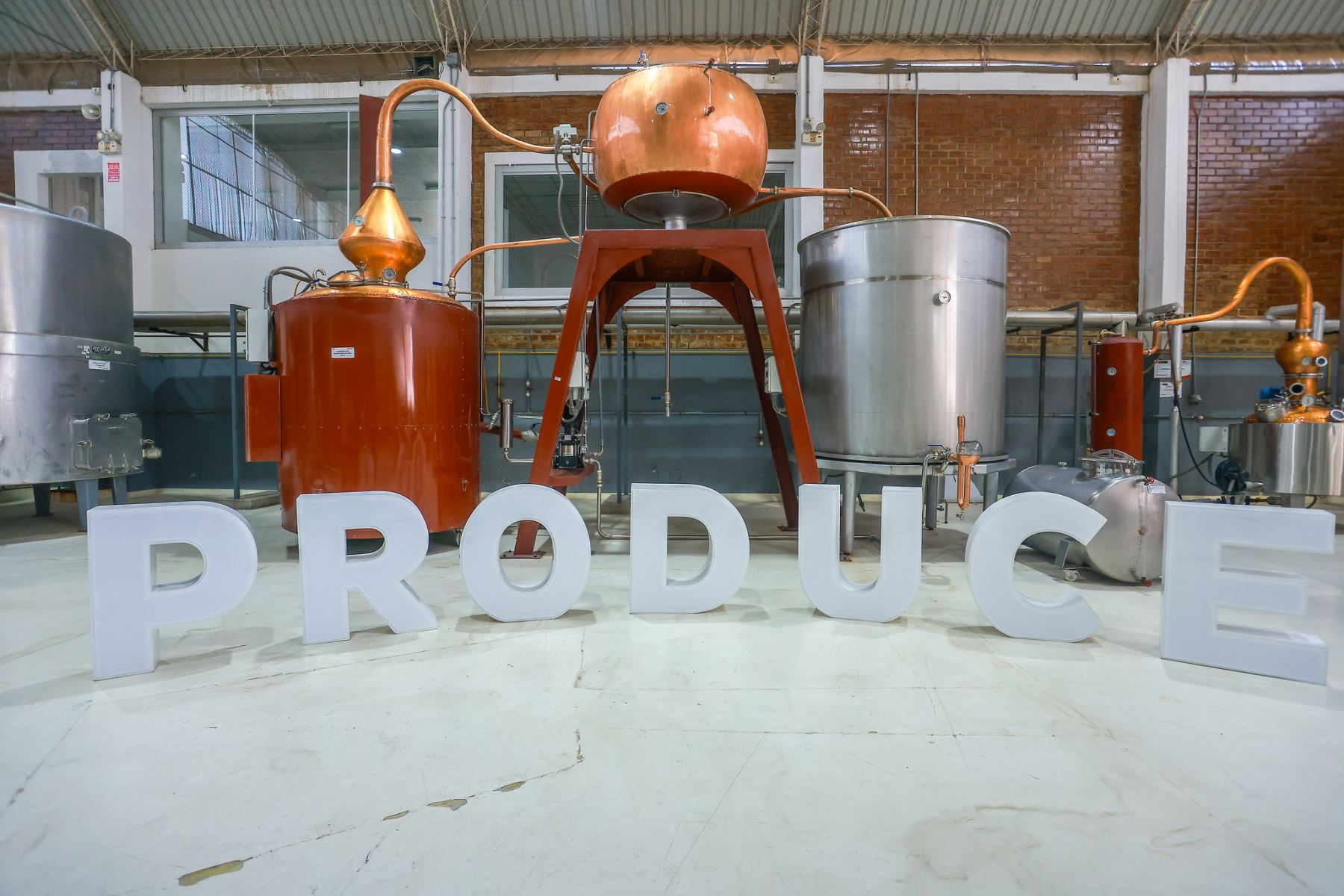 Como parte de su agenda de trabajo en la región, el mandatario realizó una inspección al CITE Agroindustrial de Ica junto al ministro de la Producción, César Quispe Luján. Durante el recorrido, cosechó racimos de uva y recibió una explicación técnica sobre su industrialización. La visita incluyó áreas agrícolas, laboratorios, zona alimentaria y la planta piloto, donde se impulsa el valor agregado de productos emblemáticos como el pisco y otros destilados. Foto: ANDINA/Prensa Presidencia