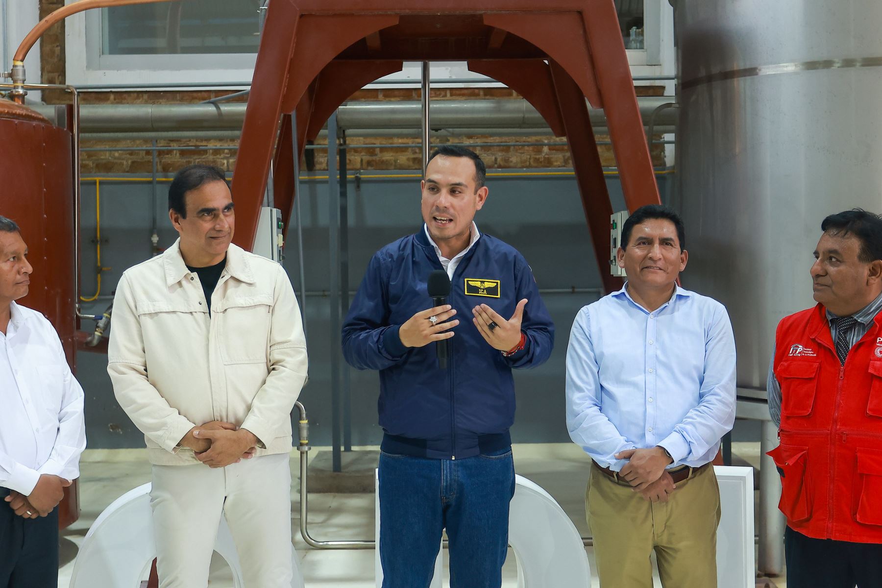 Como parte de su agenda de trabajo en la región, el mandatario realizó una inspección al CITE Agroindustrial de Ica junto al ministro de la Producción, César Quispe Luján. Durante el recorrido, cosechó racimos de uva y recibió una explicación técnica sobre su industrialización. La visita incluyó áreas agrícolas, laboratorios, zona alimentaria y la planta piloto, donde se impulsa el valor agregado de productos emblemáticos como el pisco y otros destilados. Foto: ANDINA/Prensa Presidencia