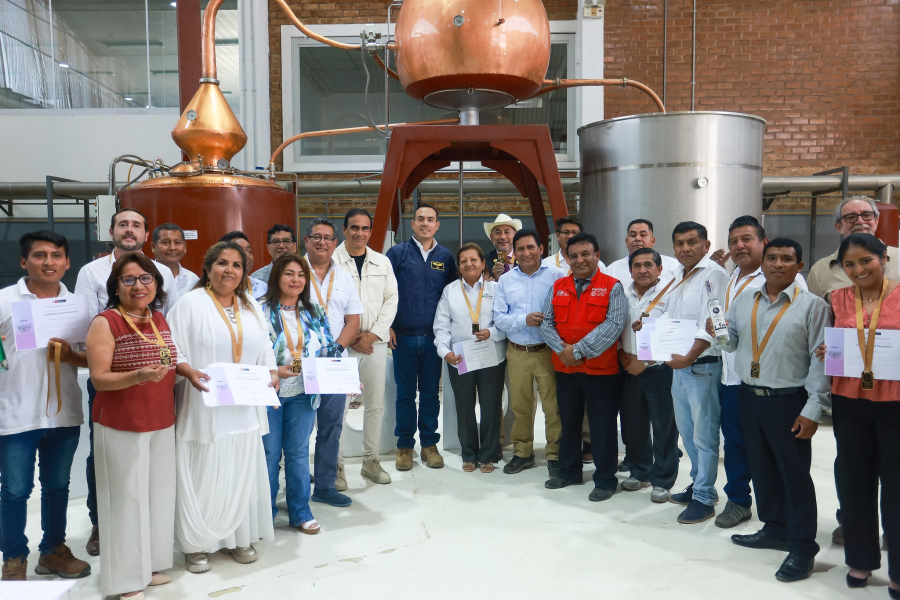 Como parte de su agenda de trabajo en la región, el mandatario realizó una inspección al CITE Agroindustrial de Ica junto al ministro de la Producción, César Quispe Luján. Durante el recorrido, cosechó racimos de uva y recibió una explicación técnica sobre su industrialización. La visita incluyó áreas agrícolas, laboratorios, zona alimentaria y la planta piloto, donde se impulsa el valor agregado de productos emblemáticos como el pisco y otros destilados. Foto: ANDINA/Prensa Presidencia