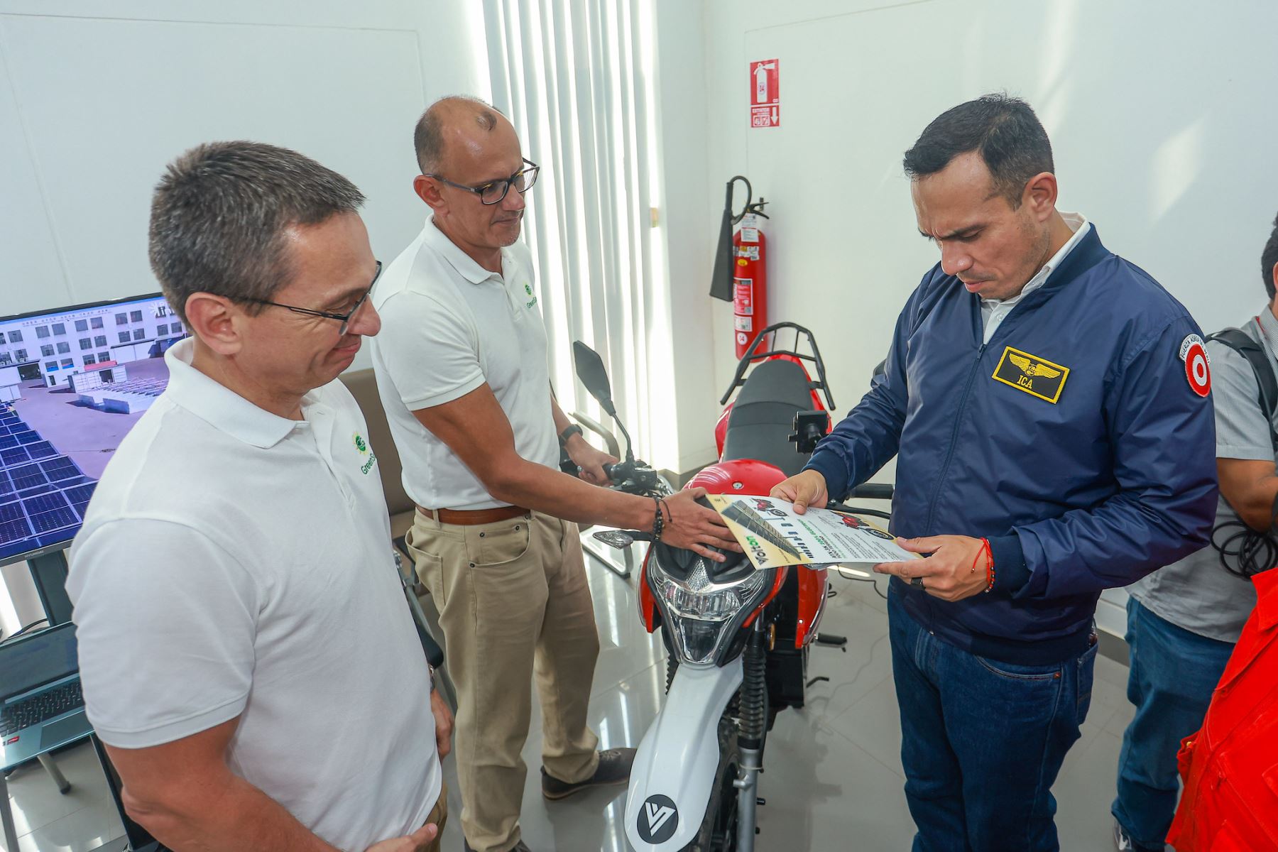 Como parte de su agenda de trabajo en la región, el mandatario realizó una inspección al CITE Agroindustrial de Ica junto al ministro de la Producción, César Quispe Luján. Durante el recorrido, cosechó racimos de uva y recibió una explicación técnica sobre su industrialización. La visita incluyó áreas agrícolas, laboratorios, zona alimentaria y la planta piloto, donde se impulsa el valor agregado de productos emblemáticos como el pisco y otros destilados. Foto: ANDINA/Prensa Presidencia