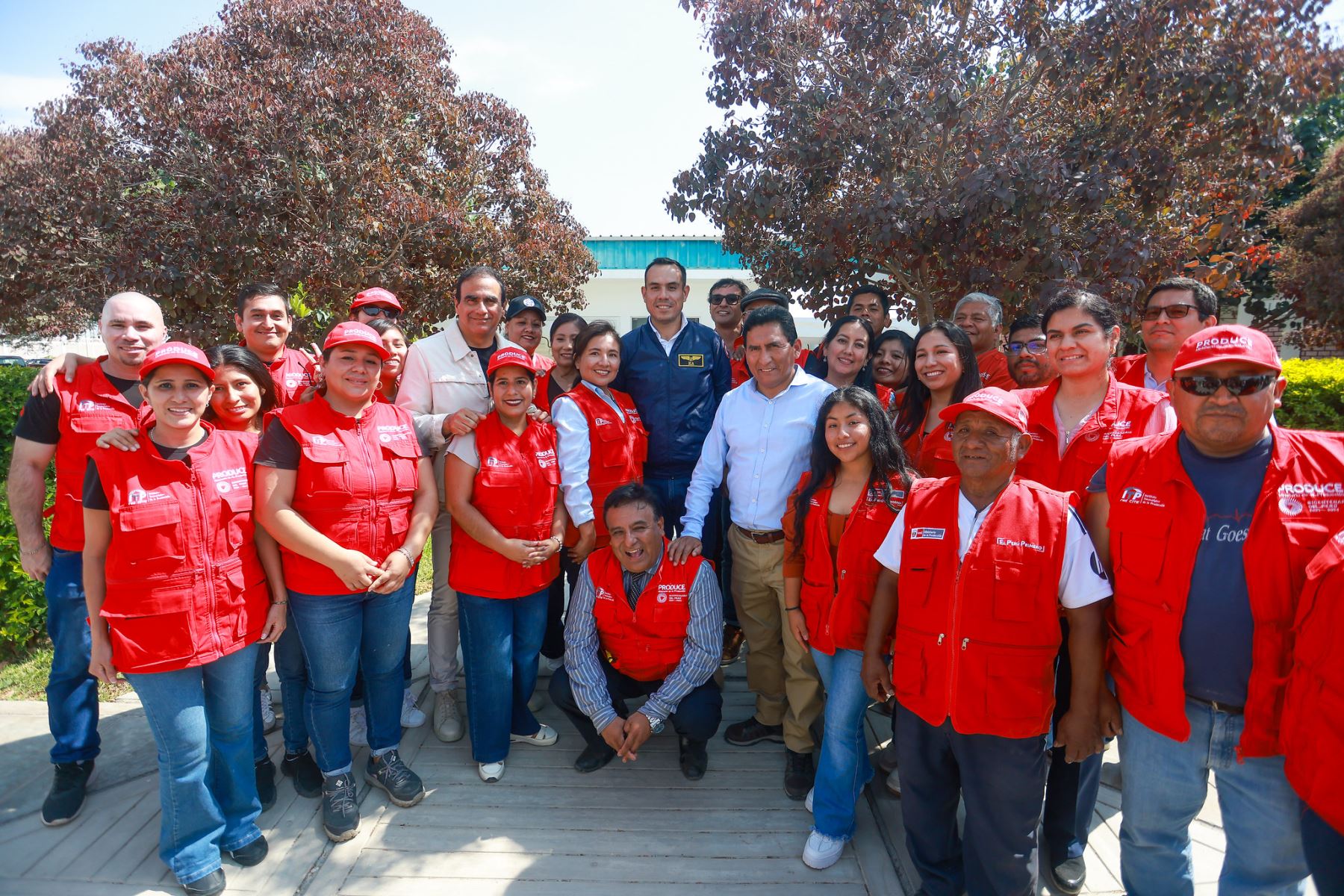 Como parte de su agenda de trabajo en la región, el mandatario realizó una inspección al CITE Agroindustrial de Ica junto al ministro de la Producción, César Quispe Luján. Durante el recorrido, cosechó racimos de uva y recibió una explicación técnica sobre su industrialización. La visita incluyó áreas agrícolas, laboratorios, zona alimentaria y la planta piloto, donde se impulsa el valor agregado de productos emblemáticos como el pisco y otros destilados. Foto: ANDINA/Prensa Presidencia