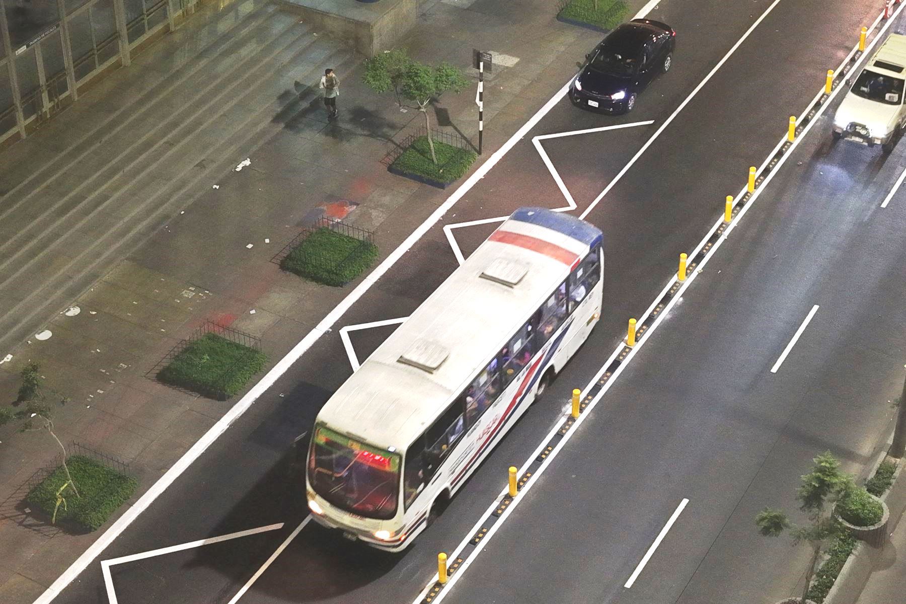 Si bien ya existía una delimitación de carriles, pintada en la propia pista de la avenida Abancay, esta resultaba insuficiente y poco efectiva, motivo por lo cual se ha dispuesto una segregación física definitiva, con bolardos metálicos y topellantas ANDINA/Daniel Bracamonte