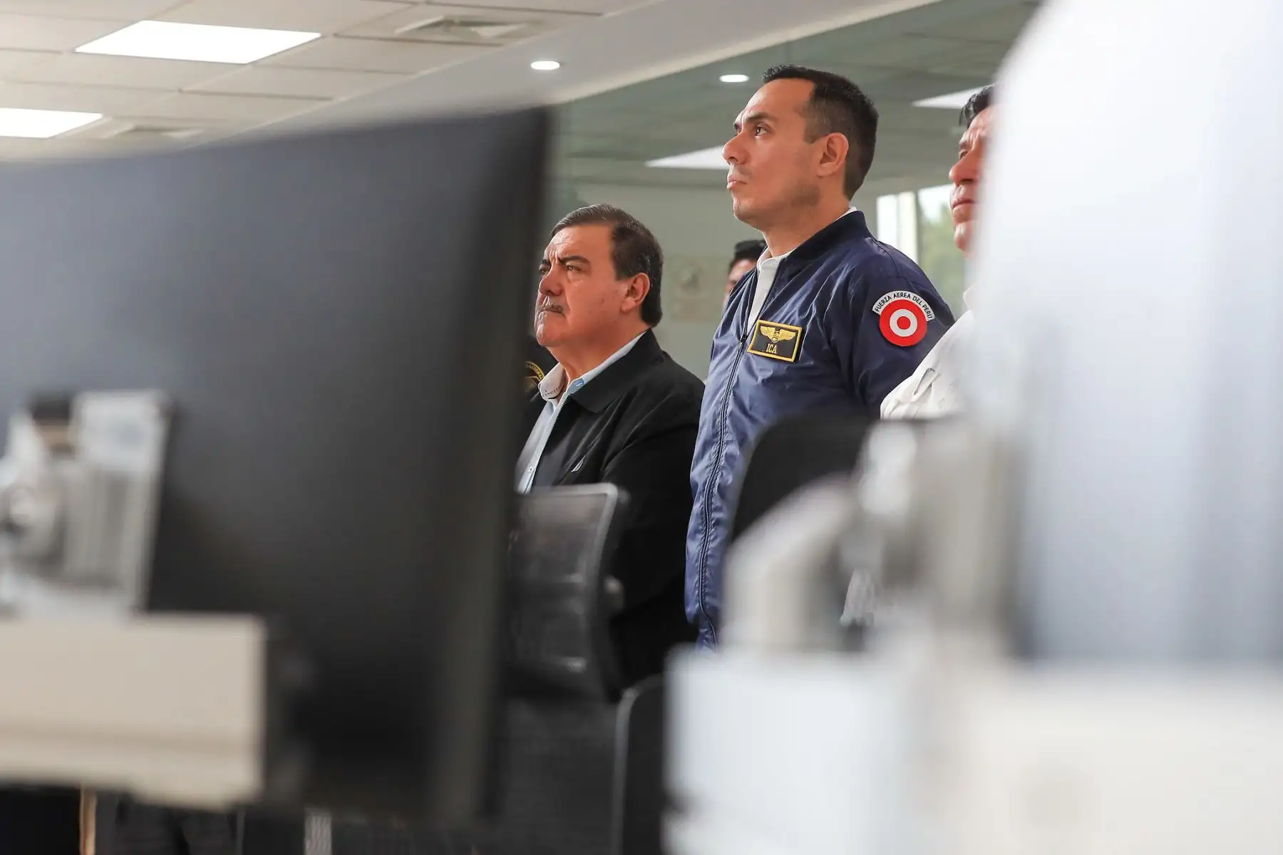 El presidente de la república, José Jerí, supervisó la Central de Monitoreo C5 de Ica, desde donde se opera un sistema integral de seguridad ciudadana con tecnología de punta. El puesto de mando articula más de 485 cámaras con inteligencia artificial para reconocimiento facial y lectura de placas, interconectadas con la Policía Nacional, bomberos y otras instituciones, con el objetivo de fortalecer la prevención del delito y garantizar la tranquilidad de la población. Foto: ANDINA/Prensa Presidencia
