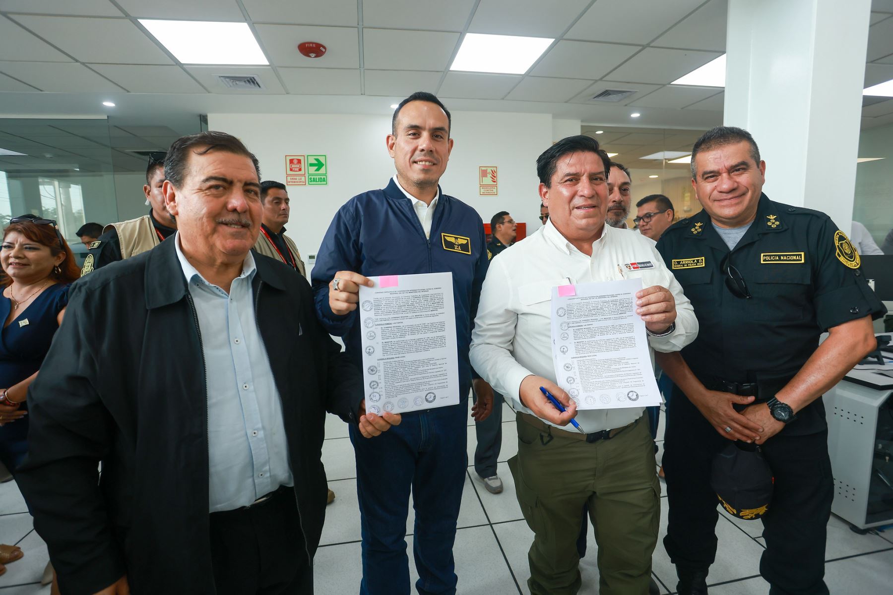 El presidente de la república, José Jerí, supervisó la Central de Monitoreo C5 de Ica, desde donde se opera un sistema integral de seguridad ciudadana con tecnología de punta. El puesto de mando articula más de 485 cámaras con inteligencia artificial para reconocimiento facial y lectura de placas, interconectadas con la Policía Nacional, bomberos y otras instituciones, con el objetivo de fortalecer la prevención del delito y garantizar la tranquilidad de la población. Foto: ANDINA/Prensa Presidencia