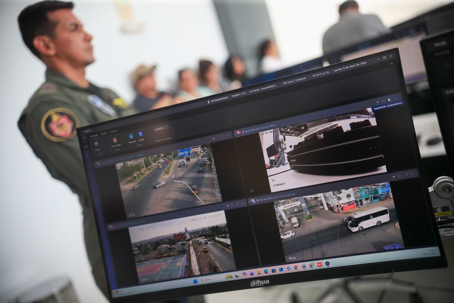 El presidente de la república, José Jerí, supervisó la Central de Monitoreo C5 de Ica, desde donde se opera un sistema integral de seguridad ciudadana con tecnología de punta. El puesto de mando articula más de 485 cámaras con inteligencia artificial para reconocimiento facial y lectura de placas, interconectadas con la Policía Nacional, bomberos y otras instituciones, con el objetivo de fortalecer la prevención del delito y garantizar la tranquilidad de la población. Foto: ANDINA/Prensa Presidencia