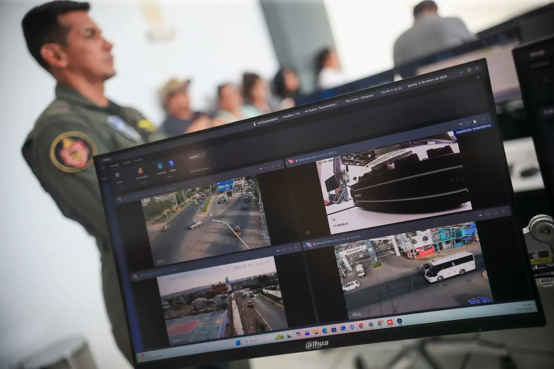 El presidente de la república, José Jerí, supervisó la Central de Monitoreo C5 de Ica, desde donde se opera un sistema integral de seguridad ciudadana con tecnología de punta. El puesto de mando articula más de 485 cámaras con inteligencia artificial para reconocimiento facial y lectura de placas, interconectadas con la Policía Nacional, bomberos y otras instituciones, con el objetivo de fortalecer la prevención del delito y garantizar la tranquilidad de la población. Foto: ANDINA/Prensa Presidencia