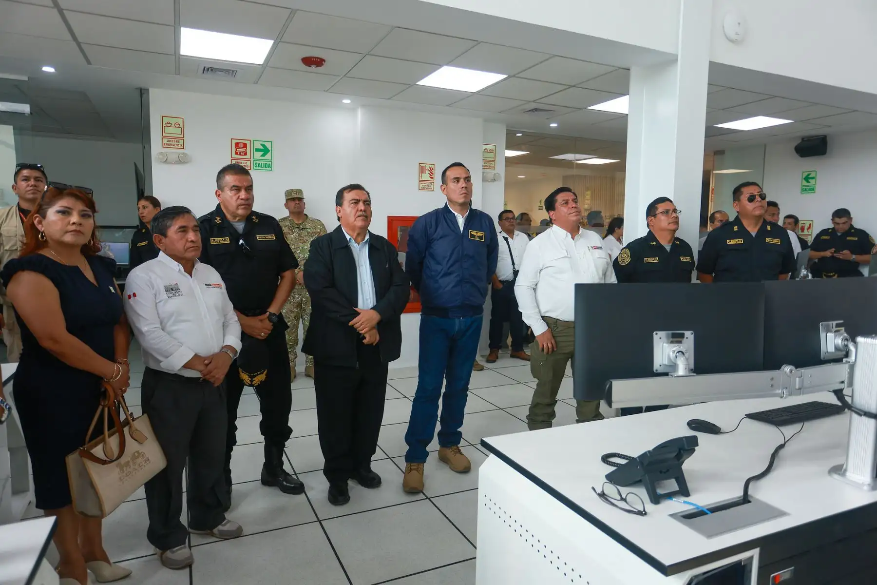 El presidente de la república, José Jerí, supervisó la Central de Monitoreo C5 de Ica, desde donde se opera un sistema integral de seguridad ciudadana con tecnología de punta. El puesto de mando articula más de 485 cámaras con inteligencia artificial para reconocimiento facial y lectura de placas, interconectadas con la Policía Nacional, bomberos y otras instituciones, con el objetivo de fortalecer la prevención del delito y garantizar la tranquilidad de la población. Foto: ANDINA/Prensa Presidencia