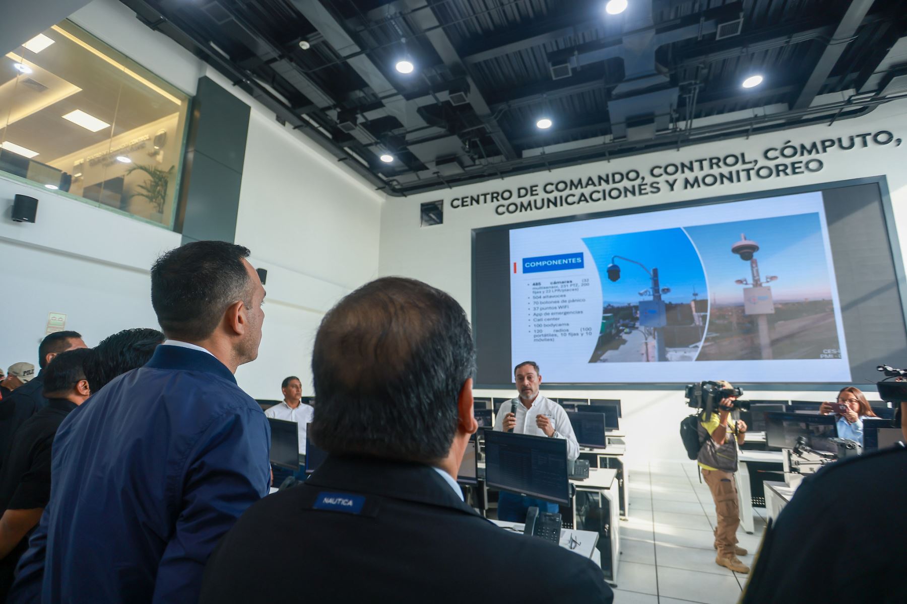 El presidente de la república, José Jerí, supervisó la Central de Monitoreo C5 de Ica, desde donde se opera un sistema integral de seguridad ciudadana con tecnología de punta. El puesto de mando articula más de 485 cámaras con inteligencia artificial para reconocimiento facial y lectura de placas, interconectadas con la Policía Nacional, bomberos y otras instituciones, con el objetivo de fortalecer la prevención del delito y garantizar la tranquilidad de la población. Foto: ANDINA/Prensa Presidencia
