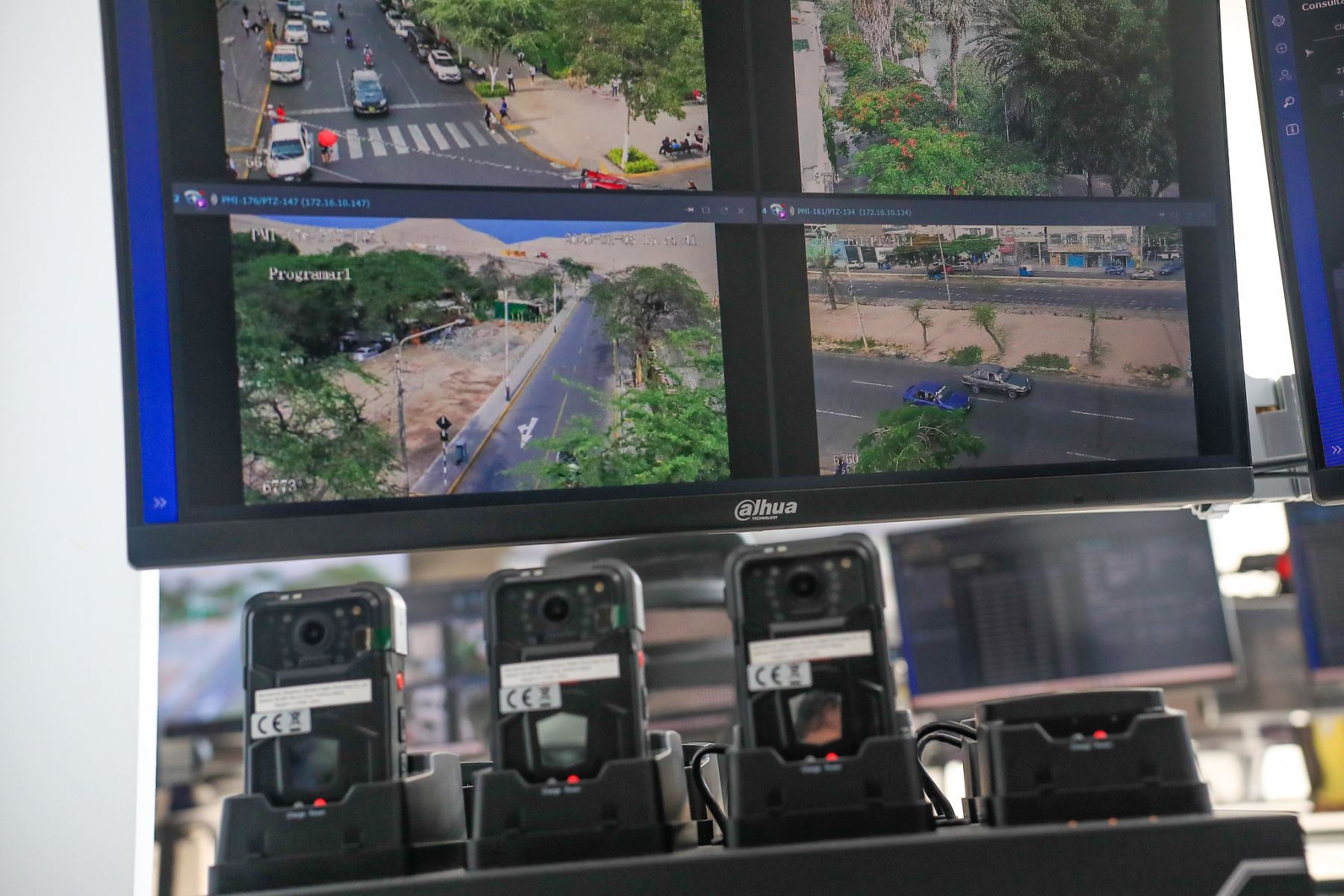 El presidente de la república, José Jerí, supervisó la Central de Monitoreo C5 de Ica, desde donde se opera un sistema integral de seguridad ciudadana con tecnología de punta. El puesto de mando articula más de 485 cámaras con inteligencia artificial para reconocimiento facial y lectura de placas, interconectadas con la Policía Nacional, bomberos y otras instituciones, con el objetivo de fortalecer la prevención del delito y garantizar la tranquilidad de la población. Foto: ANDINA/Prensa Presidencia
