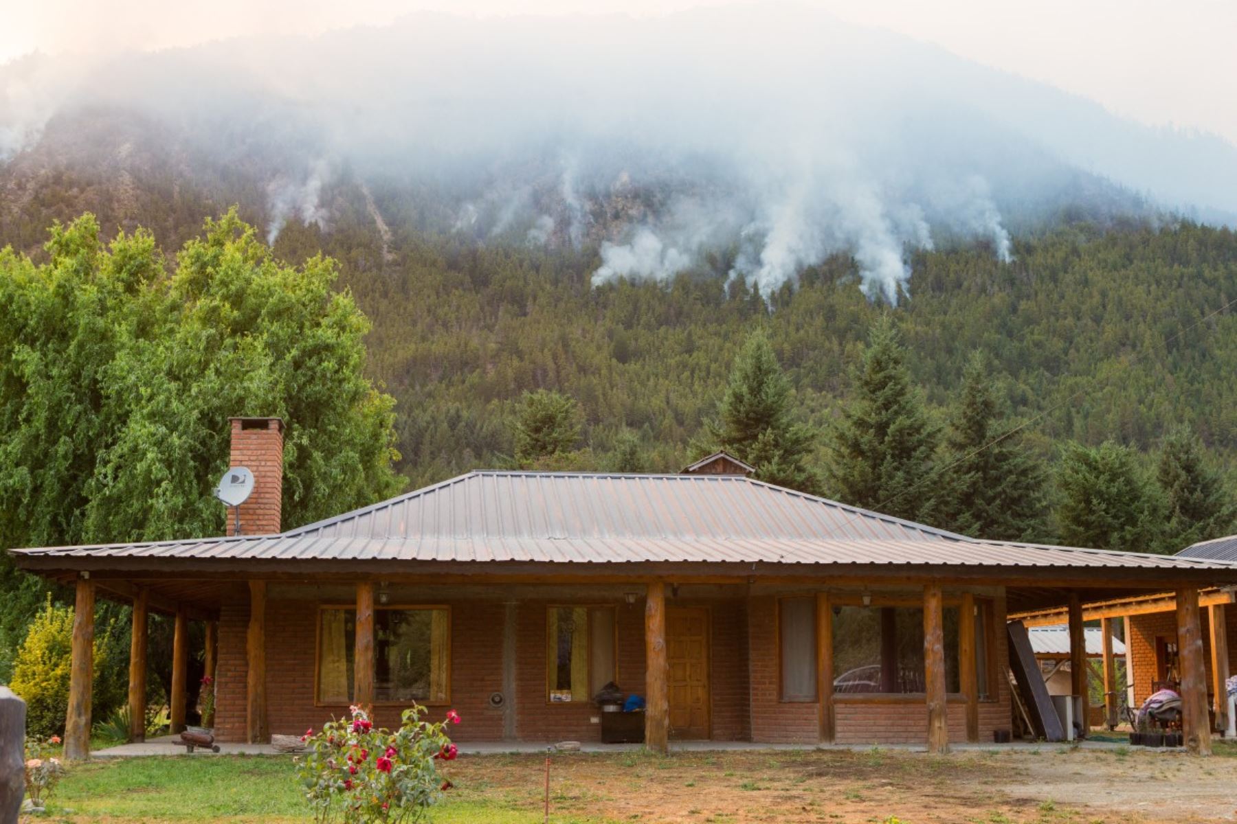 El gobernador de Chubut afirmó que existen indicios de que uno de los incendios fue provocado de manera intencional. La fiscalía investiga el uso de acelerantes en el inicio del siniestro y se ofreció una recompensa para quienes aporten información relevante. Foto: AFP