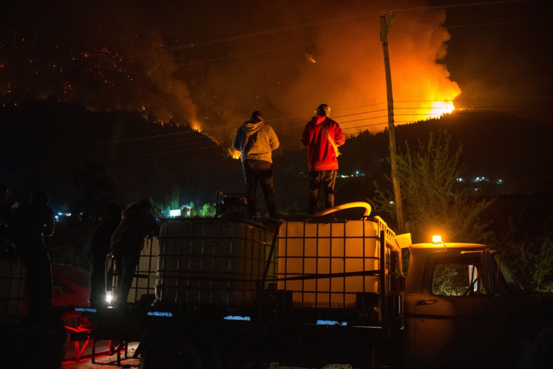 Cientos de brigadistas trabajan en el control del fuego con apoyo de helicópteros y aviones hidrantes. Las labores se extienden también a otras provincias patagónicas, donde se registran focos activos en un contexto de altas temperaturas. Foto: AFP
