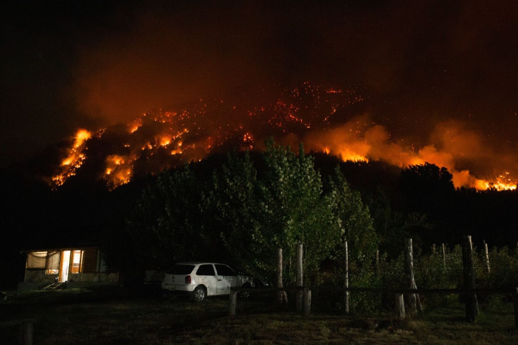 Autoridades provinciales informaron que las llamas afectaron extensas áreas de bosque nativo, generando un importante impacto ambiental. Las tareas de combate se concentran en frenar el avance del fuego y proteger viviendas e infraestructura turística. Foto: AFP