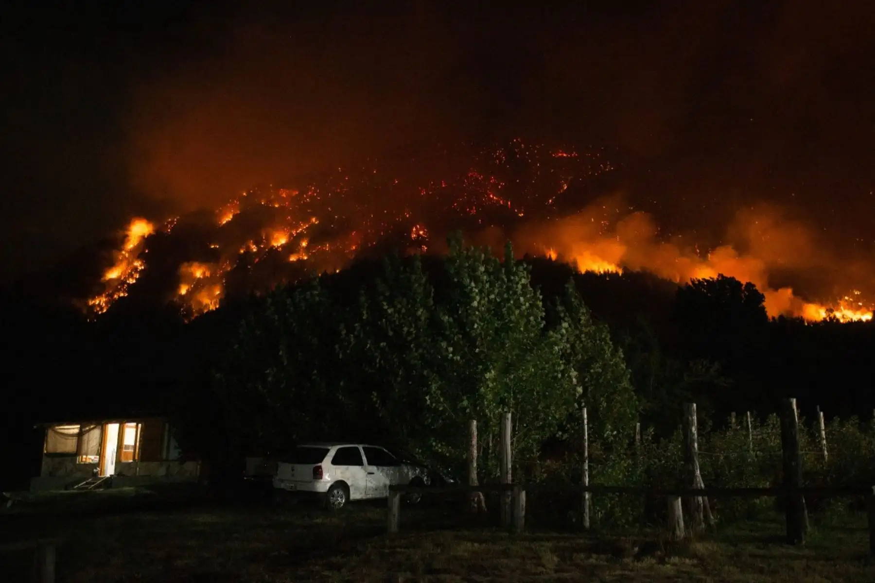 Autoridades provinciales informaron que las llamas afectaron extensas áreas de bosque nativo, generando un importante impacto ambiental. Las tareas de combate se concentran en frenar el avance del fuego y proteger viviendas e infraestructura turística. Foto: AFP