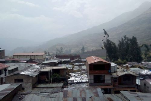 En el sector de Umalzo, por el aumento del caudal del rio no hay ingreso para vehículos, sólo para motos, y de personas por el puente peatonal.