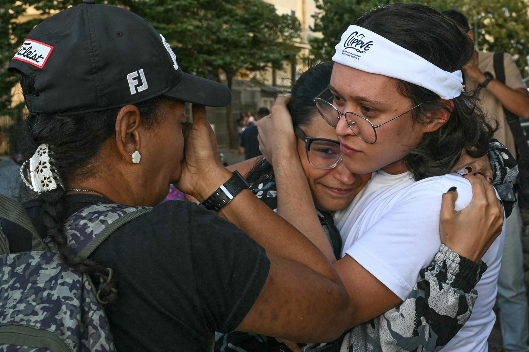 Miembros del Comité por la Libertad de los Presos Políticos (CLIPPVE) hacen un gesto cerca de la entrada de El Helicoide, una prisión propiedad del gobierno venezolano que alberga a presos comunes y políticos del Servicio Bolivariano de Inteligencia Nacional (SEBIN), en Caracas. Foto: AFP