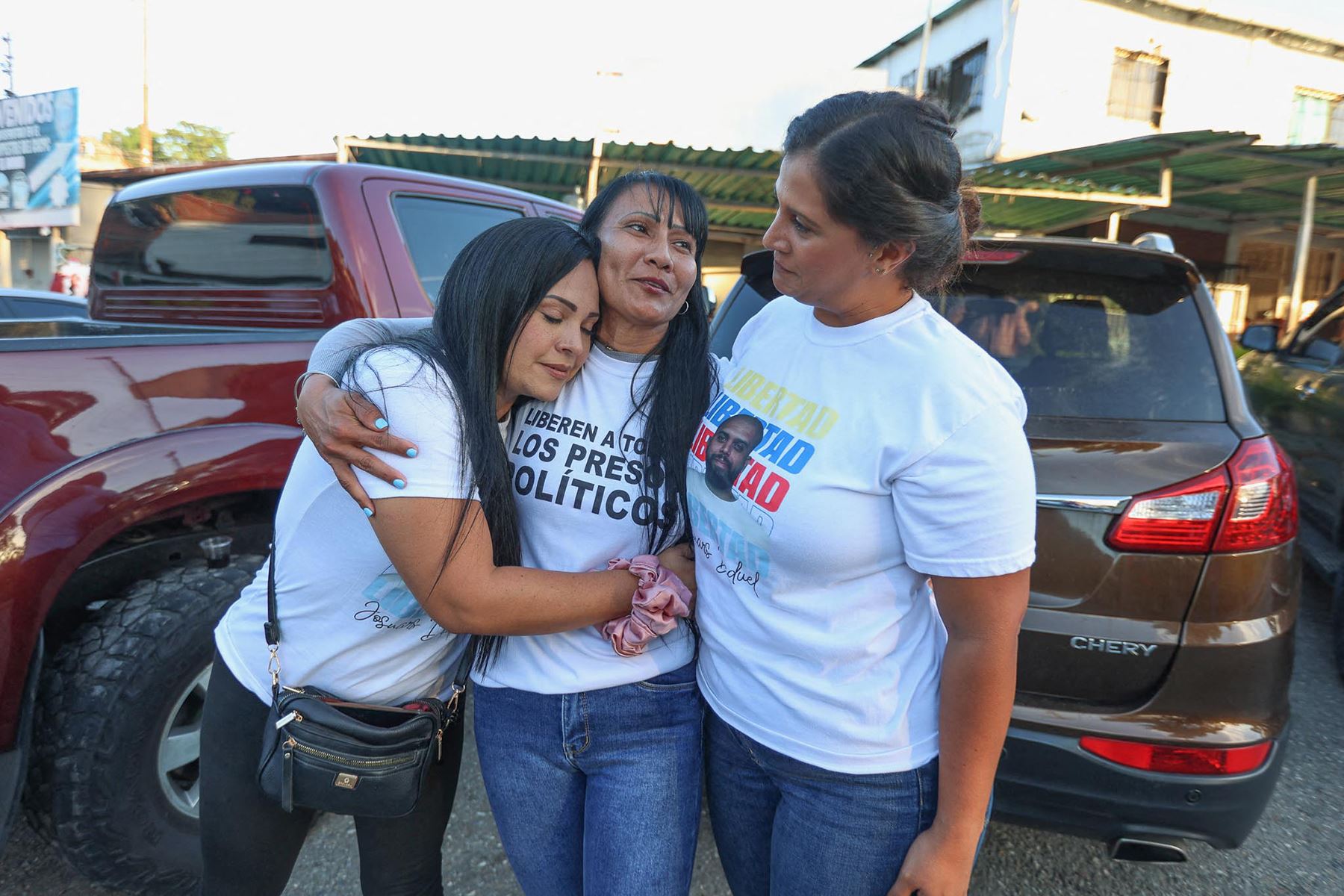 Familiares de presos esperan frente a la cárcel de El Rodeo en Caracas. Foto: AFP