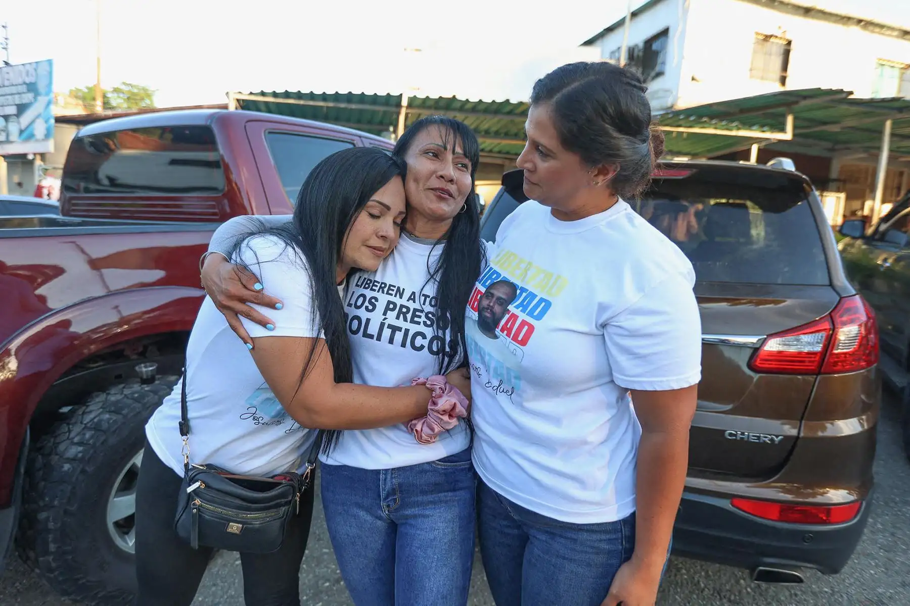 Familiares de presos esperan frente a la cárcel de El Rodeo en Caracas. Foto: AFP