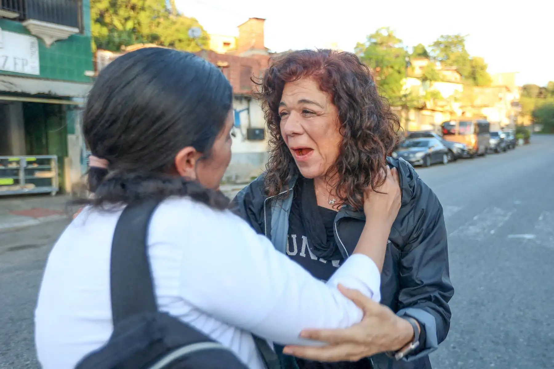 La abogada venezolana Karelys Fernández, reacciona mientras abraza a un familiar de presos frente a la cárcel de El Rodeo en Caracas. Foto: AFP