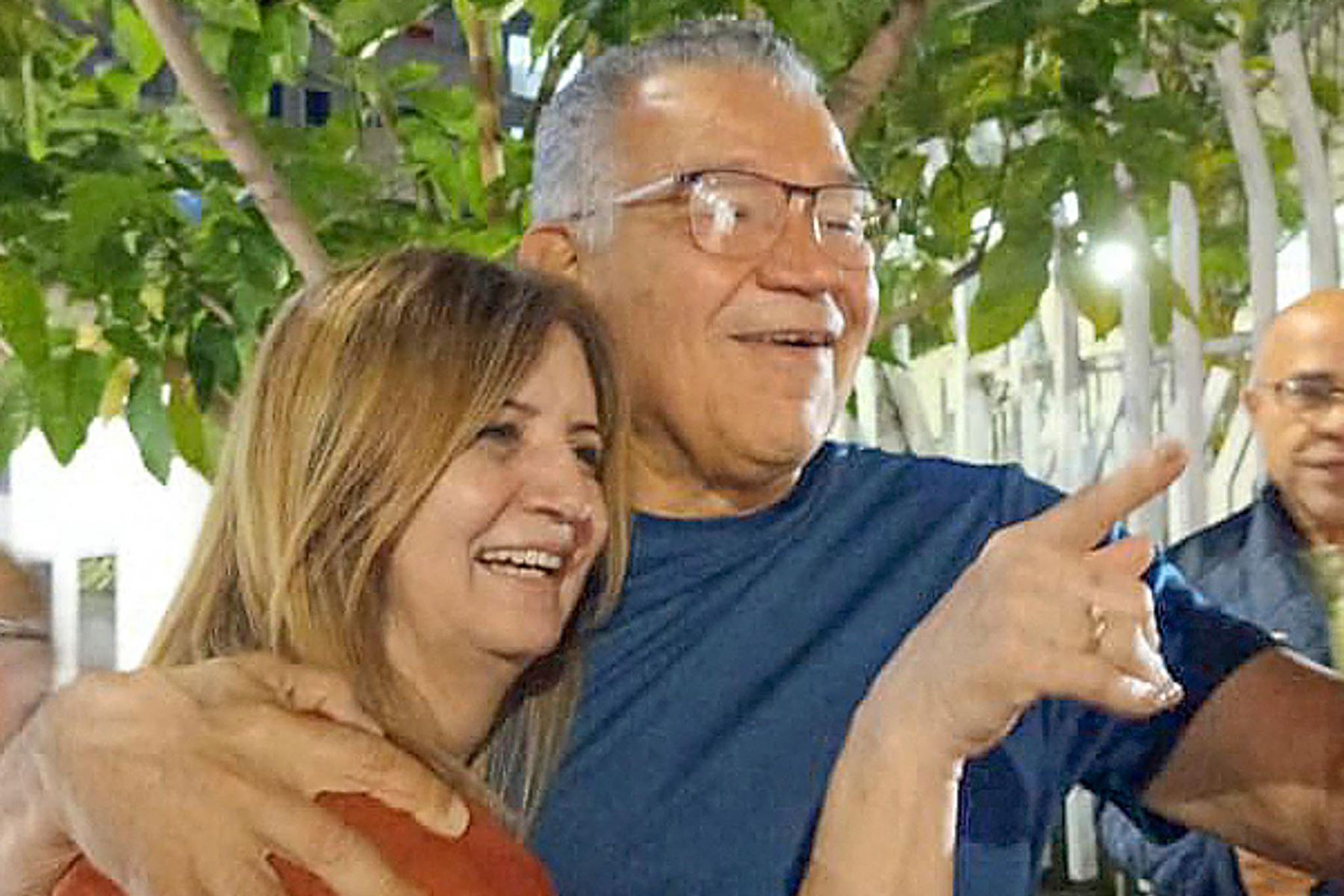 Excandidato presidencial venezolano Enrique Márquez, abraza a su esposa, Sonia Lugo, tras su liberación en Caracas. Foto: AFP