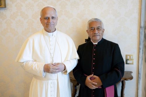 El Papa León XIV y el capellán recientemente nombrado Guillermo Inca. Foto: CEP