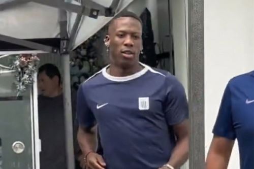 Luis Advíncula al salir tras completar sus exámenes médicos con Alianza Lima