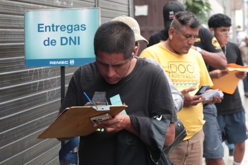 Hoy numerosas agencias del Reniec registraron largas colas durante los trámites que se realizan ante esta institución, entre los que destaca el cambio del DNI. La entidad informó que ha ampliado su horario de atención en 18 sedes ubicadas en Lima Metropolitana durante este mes. Foto: ANDINA/Verónica Calderón Zúñiga