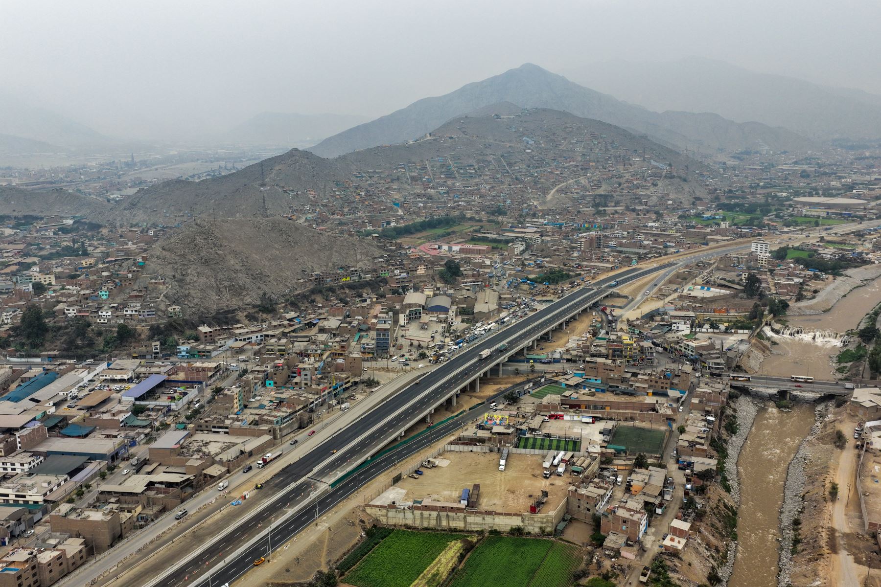 La obra vial busca complementar futuros proyectos de movilidad entre Lima y los distritos del este, incluyendo posibles conexiones con corredores integrados u otras soluciones de transporte público de gran capacidad. Foto: ANDINA/Ricardo Cuba
