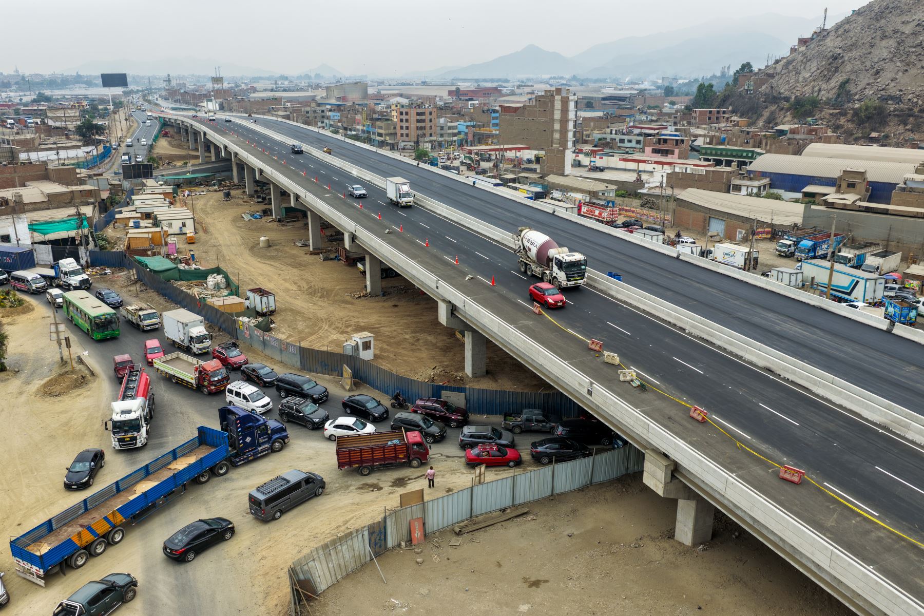 El by pass Las Torres, ubicado en la autopista Ramiro Prialé, operará inicialmente en el horario de 5:00 a. m. a 6:00 p. m., debido a que durante esta semana se iniciarán los trabajos de instalación de luminarias y del sistema de alumbrado público, informó la autoridad municipal. Foto: ANDINA/Ricardo Cuba