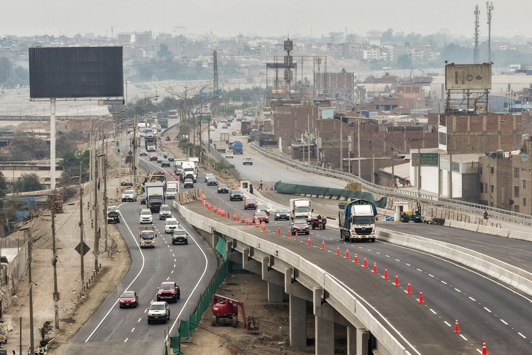 La ATU indicó que, al concluir la marcha blanca, se delimitarán siete nuevos paraderos a lo largo del bypass para optimizar las rutas de transporte formal que utilizarán esta infraestructura. Foto: ANDINA/Ricardo Cuba
